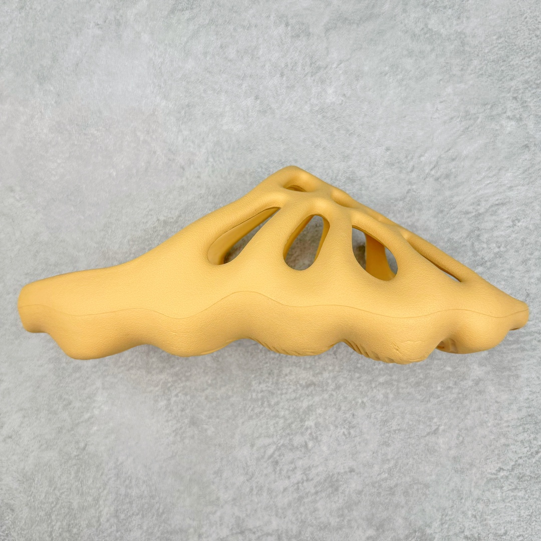 Kanye West x AD Yeezy 450 Slide 450异型火山骨架系列椰子户外风格沙滩涉水百搭运动穿搭拖鞋 GZ9864 由 Kanye West 与AD共同打造的 YEEZY Slide 于去年正式发布，一体成形的极简设计，以 EVA 泡棉制作，轻巧且耐用，同时其滑动设计方便穿套，配置鞋底凹埳的设计亦提供最大缓震及抓地力，并以「Desert Sand」，「Bone」及「Resin」三款大地色系展开。 今番捎来 YEEZY Slide 全新拖鞋设计，其山形穿孔外型令人联想到过往曾曝光过的 YEEZY 450，以奇特造型为人印象深刻，不过贴文中表示本款拖鞋名称就为 YEEZY 450 SLIDE 尺码：36 37 38 39 40 41 42 43 44 45 46-选品中心