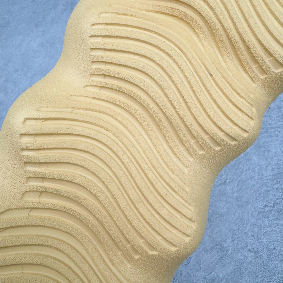 图片[14]-Kanye West x AD Yeezy 450 Slide 450异型火山骨架系列椰子户外风格沙滩涉水百搭运动穿搭拖鞋 GZ9864 由 Kanye West 与AD共同打造的 YEEZY Slide 于去年正式发布，一体成形的极简设计，以 EVA 泡棉制作，轻巧且耐用，同时其滑动设计方便穿套，配置鞋底凹埳的设计亦提供最大缓震及抓地力，并以「Desert Sand」，「Bone」及「Resin」三款大地色系展开。 今番捎来 YEEZY Slide 全新拖鞋设计，其山形穿孔外型令人联想到过往曾曝光过的 YEEZY 450，以奇特造型为人印象深刻，不过贴文中表示本款拖鞋名称就为 YEEZY 450 SLIDE 尺码：36 37 38 39 40 41 42 43 44 45 46-选品中心