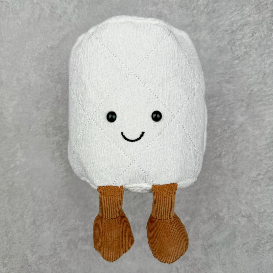 图片[5]-＃原单 Jellycat 玩偶 毛绒公仔 科普：Jellycat是一个英国玩具品牌，创立于1999年，由William和Thomas兄弟二人在伦敦创立。该品牌专注于设计玩偶玩具，并全情投入于最有趣、环保和独特的软玩具领域。Jellycat的产品设计丰富且有创意，其毛绒玩具以可爱的动物形象为主打，深受全球儿童的喜爱。品牌的产品线包括各种动物系列、海洋系列、蔬果美食系列、植物系列等，每个系列都有其独特的设计和故事。Jellycat的产品设计理念是打破传统动物毛绒像动物标本一样的形象，通过改变形状、手感、颜色、大小和材料，用成千上万种方式制作一只动物毛绒。品牌的设计师来自世界各地，他们的创意让产品更具多元性，同时也让品牌能够从世界各地的文化中获得设计灵感。近年来，Jellycat品牌方开始跨界合作，与野兽派、华尔道夫酒店等品牌合作推出联名产品，进一步扩大了品牌的影响力。在社交媒体上，Jellycat也日益活跃，通过小红书、Instagram、抖音和TikTok等平台与消费者互动，分享品牌故事和产品信息。Jellycat的产品价格在99元到1699元不等，绝版产品的价格在二手平台上甚至会翻几倍。尽管有消费者认为它高价低质，价格贵、品控不严格等问题频频引来吐槽，但仍有大量粉丝愿意为“治愈”买单，因为这些毛绒玩具成为他们精神上的陪伴。原装100% polyester进口聚酯纤维面料 原厂7D棉 原单环保颗粒 双吊牌加三重水洗标 原配防尘袋 吊打市面通货 注意即使同一家厂 不同的批次面料缸差是一定都有的 官网不同批次都有 经过欧盟CE安全认证 此标准0-100岁的小朋友都适用 这个缸差和造型其实经常入手玩偶的都知道 手工制品 世上每一只jell 都是独一无二的 轻微线头 轻微不对称都是很正常的 无法避免 官网都是一样 底部走线 颗粒填充物 刺绣 走线 肉眼可见的精致 原色未染色面料纱线 超级有质感-选品中心