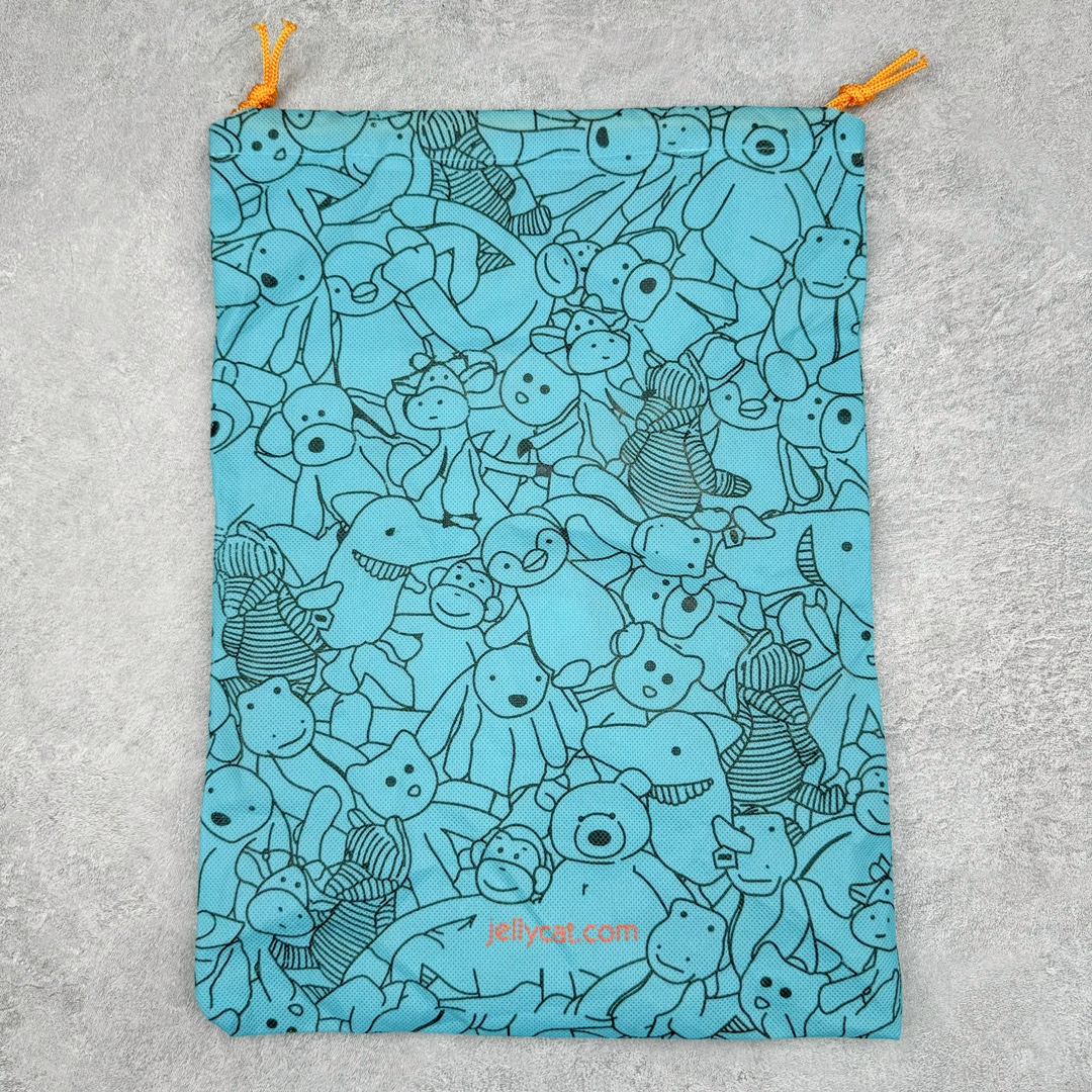 图片[12]-＃原单 Jellycat 玩偶 毛绒公仔 科普：Jellycat是一个英国玩具品牌，创立于1999年，由William和Thomas兄弟二人在伦敦创立。该品牌专注于设计玩偶玩具，并全情投入于最有趣、环保和独特的软玩具领域。Jellycat的产品设计丰富且有创意，其毛绒玩具以可爱的动物形象为主打，深受全球儿童的喜爱。品牌的产品线包括各种动物系列、海洋系列、蔬果美食系列、植物系列等，每个系列都有其独特的设计和故事。Jellycat的产品设计理念是打破传统动物毛绒像动物标本一样的形象，通过改变形状、手感、颜色、大小和材料，用成千上万种方式制作一只动物毛绒。品牌的设计师来自世界各地，他们的创意让产品更具多元性，同时也让品牌能够从世界各地的文化中获得设计灵感。近年来，Jellycat品牌方开始跨界合作，与野兽派、华尔道夫酒店等品牌合作推出联名产品，进一步扩大了品牌的影响力。在社交媒体上，Jellycat也日益活跃，通过小红书、Instagram、抖音和TikTok等平台与消费者互动，分享品牌故事和产品信息。Jellycat的产品价格在99元到1699元不等，绝版产品的价格在二手平台上甚至会翻几倍。尽管有消费者认为它高价低质，价格贵、品控不严格等问题频频引来吐槽，但仍有大量粉丝愿意为“治愈”买单，因为这些毛绒玩具成为他们精神上的陪伴。原装100% polyester进口聚酯纤维面料 原厂7D棉 原单环保颗粒 双吊牌加三重水洗标 原配防尘袋 吊打市面通货 注意即使同一家厂 不同的批次面料缸差是一定都有的 官网不同批次都有 经过欧盟CE安全认证 此标准0-100岁的小朋友都适用 这个缸差和造型其实经常入手玩偶的都知道 手工制品 世上每一只jell 都是独一无二的 轻微线头 轻微不对称都是很正常的 无法避免 官网都是一样 底部走线 颗粒填充物 刺绣 走线 肉眼可见的精致 原色未染色面料纱线 超级有质感-选品中心