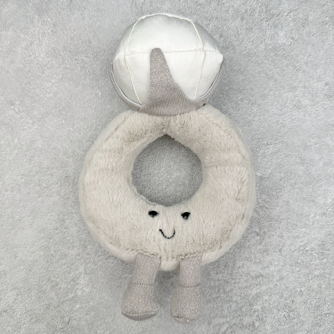 图片[7]-＃原单 Jellycat 玩偶 毛绒公仔 科普：Jellycat是一个英国玩具品牌，创立于1999年，由William和Thomas兄弟二人在伦敦创立。该品牌专注于设计玩偶玩具，并全情投入于最有趣、环保和独特的软玩具领域。Jellycat的产品设计丰富且有创意，其毛绒玩具以可爱的动物形象为主打，深受全球儿童的喜爱。品牌的产品线包括各种动物系列、海洋系列、蔬果美食系列、植物系列等，每个系列都有其独特的设计和故事。Jellycat的产品设计理念是打破传统动物毛绒像动物标本一样的形象，通过改变形状、手感、颜色、大小和材料，用成千上万种方式制作一只动物毛绒。品牌的设计师来自世界各地，他们的创意让产品更具多元性，同时也让品牌能够从世界各地的文化中获得设计灵感。近年来，Jellycat品牌方开始跨界合作，与野兽派、华尔道夫酒店等品牌合作推出联名产品，进一步扩大了品牌的影响力。在社交媒体上，Jellycat也日益活跃，通过小红书、Instagram、抖音和TikTok等平台与消费者互动，分享品牌故事和产品信息。Jellycat的产品价格在99元到1699元不等，绝版产品的价格在二手平台上甚至会翻几倍。尽管有消费者认为它高价低质，价格贵、品控不严格等问题频频引来吐槽，但仍有大量粉丝愿意为“治愈”买单，因为这些毛绒玩具成为他们精神上的陪伴。原装100% polyester进口聚酯纤维面料 原厂7D棉 原单环保颗粒 双吊牌加三重水洗标 原配防尘袋 吊打市面通货 注意即使同一家厂 不同的批次面料缸差是一定都有的 官网不同批次都有 经过欧盟CE安全认证 此标准0-100岁的小朋友都适用 这个缸差和造型其实经常入手玩偶的都知道 手工制品 世上每一只jell 都是独一无二的 轻微线头 轻微不对称都是很正常的 无法避免 官网都是一样 底部走线 颗粒填充物 刺绣 走线 肉眼可见的精致 原色未染色面料纱线 超级有质感-选品中心