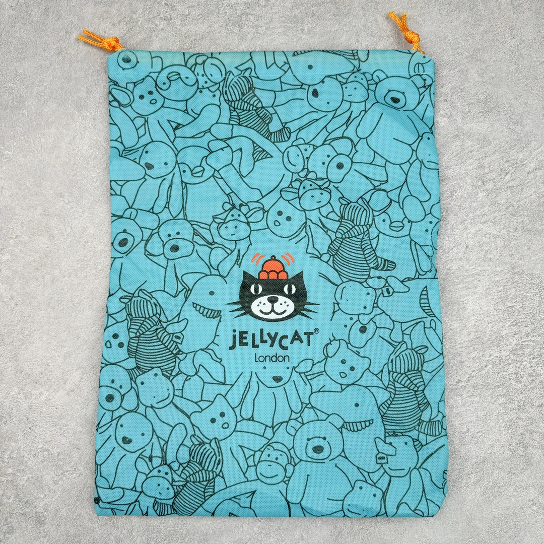 图片[11]-＃原单 Jellycat 玩偶 毛绒公仔 科普：Jellycat是一个英国玩具品牌，创立于1999年，由William和Thomas兄弟二人在伦敦创立。该品牌专注于设计玩偶玩具，并全情投入于最有趣、环保和独特的软玩具领域。Jellycat的产品设计丰富且有创意，其毛绒玩具以可爱的动物形象为主打，深受全球儿童的喜爱。品牌的产品线包括各种动物系列、海洋系列、蔬果美食系列、植物系列等，每个系列都有其独特的设计和故事。Jellycat的产品设计理念是打破传统动物毛绒像动物标本一样的形象，通过改变形状、手感、颜色、大小和材料，用成千上万种方式制作一只动物毛绒。品牌的设计师来自世界各地，他们的创意让产品更具多元性，同时也让品牌能够从世界各地的文化中获得设计灵感。近年来，Jellycat品牌方开始跨界合作，与野兽派、华尔道夫酒店等品牌合作推出联名产品，进一步扩大了品牌的影响力。在社交媒体上，Jellycat也日益活跃，通过小红书、Instagram、抖音和TikTok等平台与消费者互动，分享品牌故事和产品信息。Jellycat的产品价格在99元到1699元不等，绝版产品的价格在二手平台上甚至会翻几倍。尽管有消费者认为它高价低质，价格贵、品控不严格等问题频频引来吐槽，但仍有大量粉丝愿意为“治愈”买单，因为这些毛绒玩具成为他们精神上的陪伴。原装100% polyester进口聚酯纤维面料 原厂7D棉 原单环保颗粒 双吊牌加三重水洗标 原配防尘袋 吊打市面通货 注意即使同一家厂 不同的批次面料缸差是一定都有的 官网不同批次都有 经过欧盟CE安全认证 此标准0-100岁的小朋友都适用 这个缸差和造型其实经常入手玩偶的都知道 手工制品 世上每一只jell 都是独一无二的 轻微线头 轻微不对称都是很正常的 无法避免 官网都是一样 底部走线 颗粒填充物 刺绣 走线 肉眼可见的精致 原色未染色面料纱线 超级有质感-选品中心