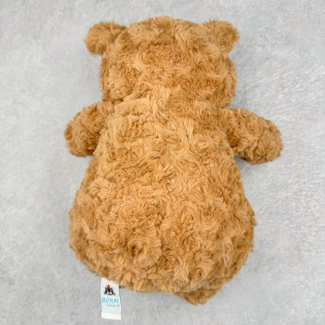 图片[2]-＃原单 Jellycat 玩偶 毛绒公仔 巴塞罗熊 36CM 科普：Jellycat是一个英国玩具品牌，创立于1999年，由William和Thomas兄弟二人在伦敦创立。该品牌专注于设计玩偶玩具，并全情投入于最有趣、环保和独特的软玩具领域。Jellycat的产品设计丰富且有创意，其毛绒玩具以可爱的动物形象为主打，深受全球儿童的喜爱。品牌的产品线包括各种动物系列、海洋系列、蔬果美食系列、植物系列等，每个系列都有其独特的设计和故事。Jellycat的产品设计理念是打破传统动物毛绒像动物标本一样的形象，通过改变形状、手感、颜色、大小和材料，用成千上万种方式制作一只动物毛绒。品牌的设计师来自世界各地，他们的创意让产品更具多元性，同时也让品牌能够从世界各地的文化中获得设计灵感。近年来，Jellycat品牌方开始跨界合作，与野兽派、华尔道夫酒店等品牌合作推出联名产品，进一步扩大了品牌的影响力。在社交媒体上，Jellycat也日益活跃，通过小红书、Instagram、抖音和TikTok等平台与消费者互动，分享品牌故事和产品信息。Jellycat的产品价格在99元到1699元不等，绝版产品的价格在二手平台上甚至会翻几倍。尽管有消费者认为它高价低质，价格贵、品控不严格等问题频频引来吐槽，但仍有大量粉丝愿意为“治愈”买单，因为这些毛绒玩具成为他们精神上的陪伴。原装100% polyester进口聚酯纤维面料 原厂7D棉 原单环保颗粒 双吊牌加三重水洗标 原配防尘袋 吊打市面通货 注意即使同一家厂 不同的批次面料缸差是一定都有的 官网不同批次都有 经过欧盟CE安全认证 此标准0-100岁的小朋友都适用 这个缸差和造型其实经常入手玩偶的都知道 手工制品 世上每一只jell 都是独一无二的 轻微线头 轻微不对称都是很正常的 无法避免 官网都是一样 底部走线 颗粒填充物 刺绣 走线 肉眼可见的精致 原色未染色面料纱线 超级有质感-选品中心