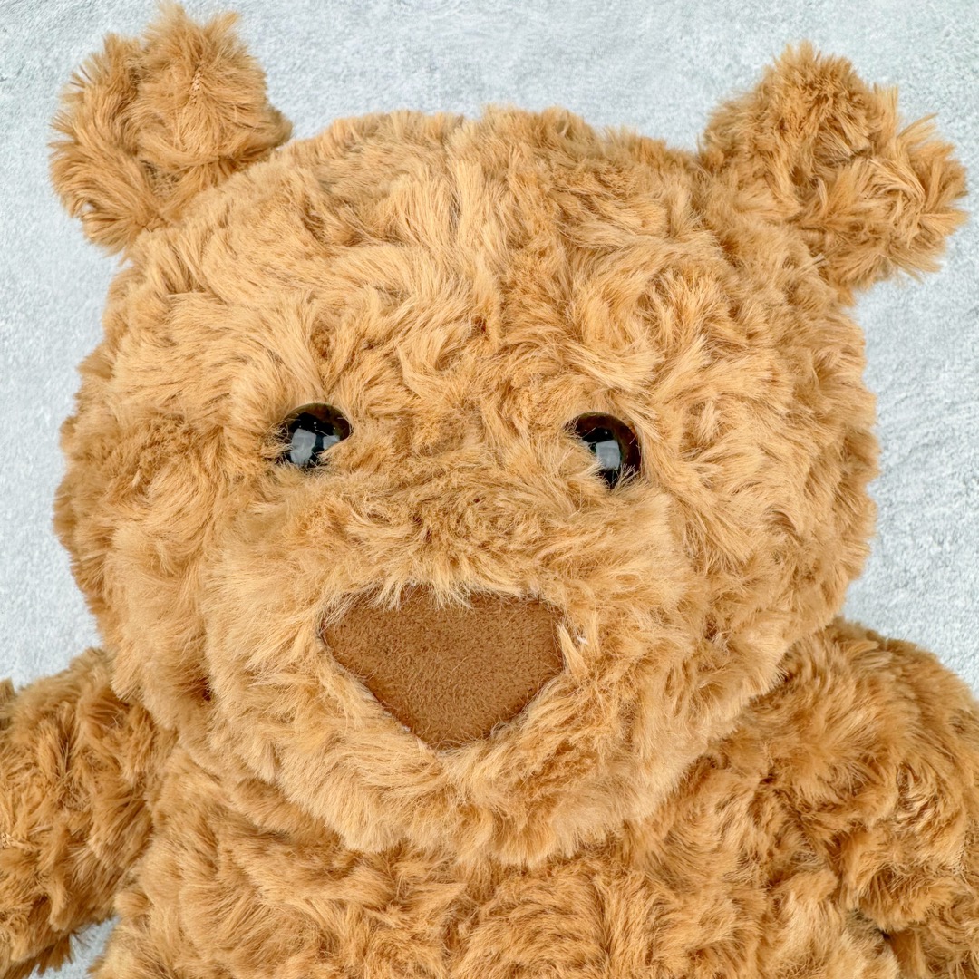图片[3]-＃原单 Jellycat 玩偶 毛绒公仔 巴塞罗熊 36CM 科普：Jellycat是一个英国玩具品牌，创立于1999年，由William和Thomas兄弟二人在伦敦创立。该品牌专注于设计玩偶玩具，并全情投入于最有趣、环保和独特的软玩具领域。Jellycat的产品设计丰富且有创意，其毛绒玩具以可爱的动物形象为主打，深受全球儿童的喜爱。品牌的产品线包括各种动物系列、海洋系列、蔬果美食系列、植物系列等，每个系列都有其独特的设计和故事。Jellycat的产品设计理念是打破传统动物毛绒像动物标本一样的形象，通过改变形状、手感、颜色、大小和材料，用成千上万种方式制作一只动物毛绒。品牌的设计师来自世界各地，他们的创意让产品更具多元性，同时也让品牌能够从世界各地的文化中获得设计灵感。近年来，Jellycat品牌方开始跨界合作，与野兽派、华尔道夫酒店等品牌合作推出联名产品，进一步扩大了品牌的影响力。在社交媒体上，Jellycat也日益活跃，通过小红书、Instagram、抖音和TikTok等平台与消费者互动，分享品牌故事和产品信息。Jellycat的产品价格在99元到1699元不等，绝版产品的价格在二手平台上甚至会翻几倍。尽管有消费者认为它高价低质，价格贵、品控不严格等问题频频引来吐槽，但仍有大量粉丝愿意为“治愈”买单，因为这些毛绒玩具成为他们精神上的陪伴。原装100% polyester进口聚酯纤维面料 原厂7D棉 原单环保颗粒 双吊牌加三重水洗标 原配防尘袋 吊打市面通货 注意即使同一家厂 不同的批次面料缸差是一定都有的 官网不同批次都有 经过欧盟CE安全认证 此标准0-100岁的小朋友都适用 这个缸差和造型其实经常入手玩偶的都知道 手工制品 世上每一只jell 都是独一无二的 轻微线头 轻微不对称都是很正常的 无法避免 官网都是一样 底部走线 颗粒填充物 刺绣 走线 肉眼可见的精致 原色未染色面料纱线 超级有质感-选品中心