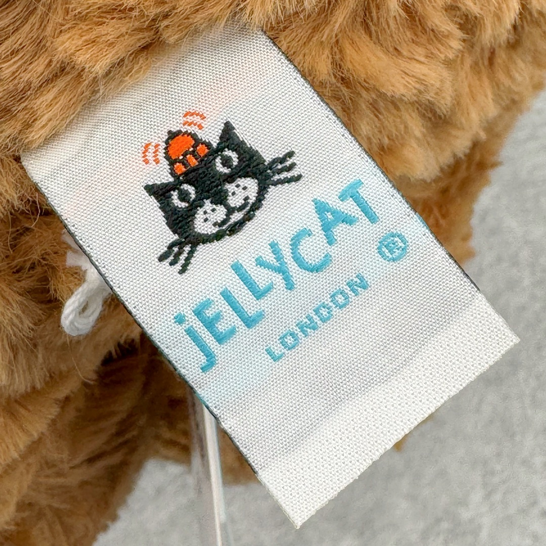 图片[11]-＃原单 Jellycat 玩偶 毛绒公仔 巴塞罗熊 36CM 科普：Jellycat是一个英国玩具品牌，创立于1999年，由William和Thomas兄弟二人在伦敦创立。该品牌专注于设计玩偶玩具，并全情投入于最有趣、环保和独特的软玩具领域。Jellycat的产品设计丰富且有创意，其毛绒玩具以可爱的动物形象为主打，深受全球儿童的喜爱。品牌的产品线包括各种动物系列、海洋系列、蔬果美食系列、植物系列等，每个系列都有其独特的设计和故事。Jellycat的产品设计理念是打破传统动物毛绒像动物标本一样的形象，通过改变形状、手感、颜色、大小和材料，用成千上万种方式制作一只动物毛绒。品牌的设计师来自世界各地，他们的创意让产品更具多元性，同时也让品牌能够从世界各地的文化中获得设计灵感。近年来，Jellycat品牌方开始跨界合作，与野兽派、华尔道夫酒店等品牌合作推出联名产品，进一步扩大了品牌的影响力。在社交媒体上，Jellycat也日益活跃，通过小红书、Instagram、抖音和TikTok等平台与消费者互动，分享品牌故事和产品信息。Jellycat的产品价格在99元到1699元不等，绝版产品的价格在二手平台上甚至会翻几倍。尽管有消费者认为它高价低质，价格贵、品控不严格等问题频频引来吐槽，但仍有大量粉丝愿意为“治愈”买单，因为这些毛绒玩具成为他们精神上的陪伴。原装100% polyester进口聚酯纤维面料 原厂7D棉 原单环保颗粒 双吊牌加三重水洗标 原配防尘袋 吊打市面通货 注意即使同一家厂 不同的批次面料缸差是一定都有的 官网不同批次都有 经过欧盟CE安全认证 此标准0-100岁的小朋友都适用 这个缸差和造型其实经常入手玩偶的都知道 手工制品 世上每一只jell 都是独一无二的 轻微线头 轻微不对称都是很正常的 无法避免 官网都是一样 底部走线 颗粒填充物 刺绣 走线 肉眼可见的精致 原色未染色面料纱线 超级有质感-选品中心