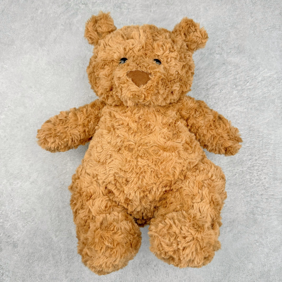 ＃原单 Jellycat 玩偶 毛绒公仔 巴塞罗熊 36CM 科普：Jellycat是一个英国玩具品牌，创立于1999年，由William和Thomas兄弟二人在伦敦创立。该品牌专注于设计玩偶玩具，并全情投入于最有趣、环保和独特的软玩具领域。Jellycat的产品设计丰富且有创意，其毛绒玩具以可爱的动物形象为主打，深受全球儿童的喜爱。品牌的产品线包括各种动物系列、海洋系列、蔬果美食系列、植物系列等，每个系列都有其独特的设计和故事。Jellycat的产品设计理念是打破传统动物毛绒像动物标本一样的形象，通过改变形状、手感、颜色、大小和材料，用成千上万种方式制作一只动物毛绒。品牌的设计师来自世界各地，他们的创意让产品更具多元性，同时也让品牌能够从世界各地的文化中获得设计灵感。近年来，Jellycat品牌方开始跨界合作，与野兽派、华尔道夫酒店等品牌合作推出联名产品，进一步扩大了品牌的影响力。在社交媒体上，Jellycat也日益活跃，通过小红书、Instagram、抖音和TikTok等平台与消费者互动，分享品牌故事和产品信息。Jellycat的产品价格在99元到1699元不等，绝版产品的价格在二手平台上甚至会翻几倍。尽管有消费者认为它高价低质，价格贵、品控不严格等问题频频引来吐槽，但仍有大量粉丝愿意为“治愈”买单，因为这些毛绒玩具成为他们精神上的陪伴。原装100% polyester进口聚酯纤维面料 原厂7D棉 原单环保颗粒 双吊牌加三重水洗标 原配防尘袋 吊打市面通货 注意即使同一家厂 不同的批次面料缸差是一定都有的 官网不同批次都有 经过欧盟CE安全认证 此标准0-100岁的小朋友都适用 这个缸差和造型其实经常入手玩偶的都知道 手工制品 世上每一只jell 都是独一无二的 轻微线头 轻微不对称都是很正常的 无法避免 官网都是一样 底部走线 颗粒填充物 刺绣 走线 肉眼可见的精致 原色未染色面料纱线 超级有质感-选品中心
