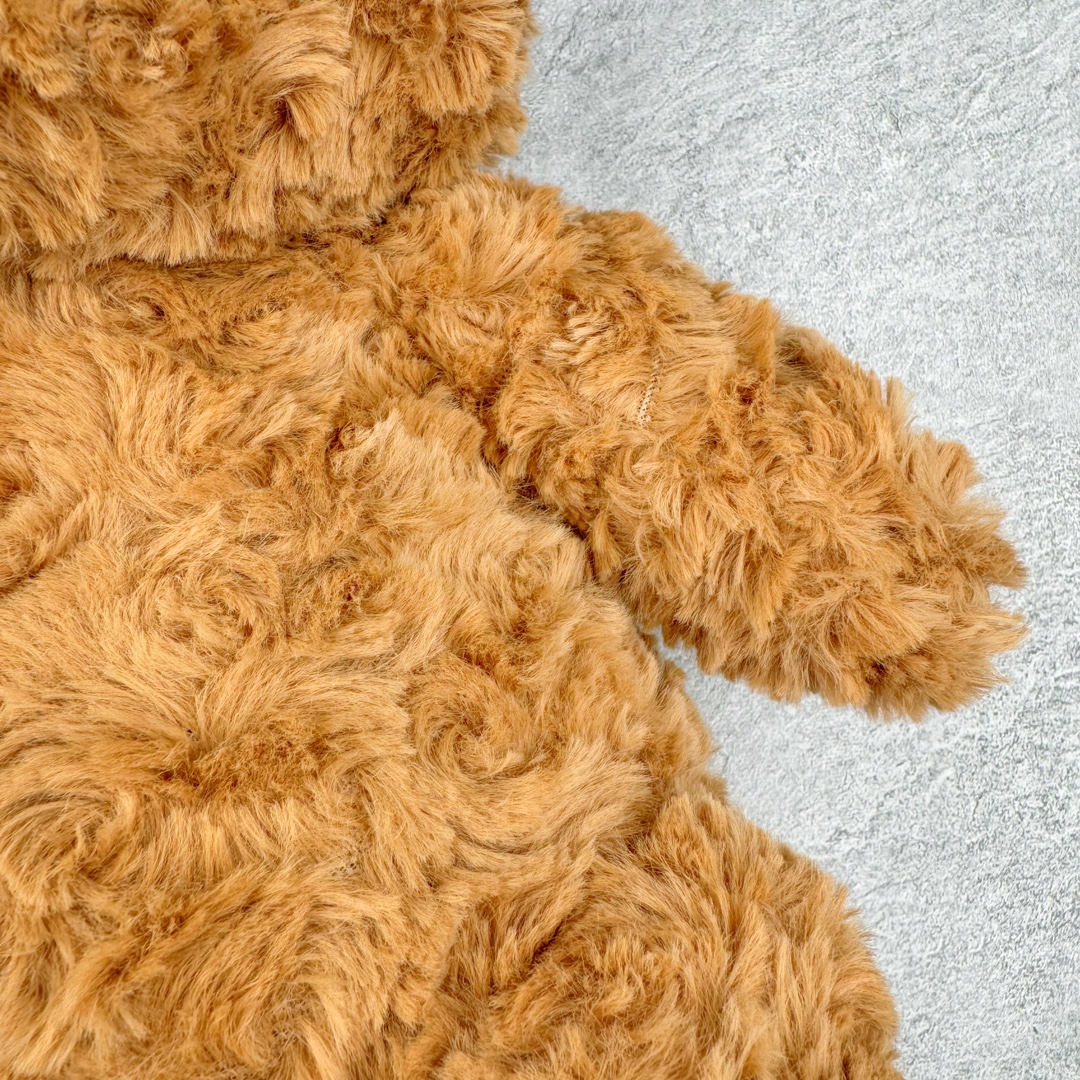 图片[5]-＃原单 Jellycat 玩偶 毛绒公仔 巴塞罗熊 36CM 科普：Jellycat是一个英国玩具品牌，创立于1999年，由William和Thomas兄弟二人在伦敦创立。该品牌专注于设计玩偶玩具，并全情投入于最有趣、环保和独特的软玩具领域。Jellycat的产品设计丰富且有创意，其毛绒玩具以可爱的动物形象为主打，深受全球儿童的喜爱。品牌的产品线包括各种动物系列、海洋系列、蔬果美食系列、植物系列等，每个系列都有其独特的设计和故事。Jellycat的产品设计理念是打破传统动物毛绒像动物标本一样的形象，通过改变形状、手感、颜色、大小和材料，用成千上万种方式制作一只动物毛绒。品牌的设计师来自世界各地，他们的创意让产品更具多元性，同时也让品牌能够从世界各地的文化中获得设计灵感。近年来，Jellycat品牌方开始跨界合作，与野兽派、华尔道夫酒店等品牌合作推出联名产品，进一步扩大了品牌的影响力。在社交媒体上，Jellycat也日益活跃，通过小红书、Instagram、抖音和TikTok等平台与消费者互动，分享品牌故事和产品信息。Jellycat的产品价格在99元到1699元不等，绝版产品的价格在二手平台上甚至会翻几倍。尽管有消费者认为它高价低质，价格贵、品控不严格等问题频频引来吐槽，但仍有大量粉丝愿意为“治愈”买单，因为这些毛绒玩具成为他们精神上的陪伴。原装100% polyester进口聚酯纤维面料 原厂7D棉 原单环保颗粒 双吊牌加三重水洗标 原配防尘袋 吊打市面通货 注意即使同一家厂 不同的批次面料缸差是一定都有的 官网不同批次都有 经过欧盟CE安全认证 此标准0-100岁的小朋友都适用 这个缸差和造型其实经常入手玩偶的都知道 手工制品 世上每一只jell 都是独一无二的 轻微线头 轻微不对称都是很正常的 无法避免 官网都是一样 底部走线 颗粒填充物 刺绣 走线 肉眼可见的精致 原色未染色面料纱线 超级有质感-选品中心