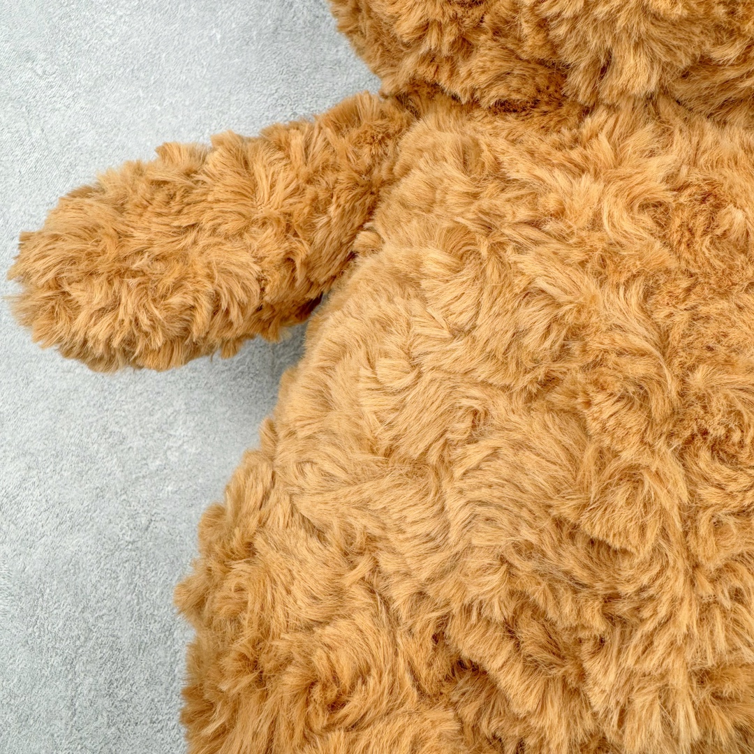 图片[4]-＃原单 Jellycat 玩偶 毛绒公仔 巴塞罗熊 36CM 科普：Jellycat是一个英国玩具品牌，创立于1999年，由William和Thomas兄弟二人在伦敦创立。该品牌专注于设计玩偶玩具，并全情投入于最有趣、环保和独特的软玩具领域。Jellycat的产品设计丰富且有创意，其毛绒玩具以可爱的动物形象为主打，深受全球儿童的喜爱。品牌的产品线包括各种动物系列、海洋系列、蔬果美食系列、植物系列等，每个系列都有其独特的设计和故事。Jellycat的产品设计理念是打破传统动物毛绒像动物标本一样的形象，通过改变形状、手感、颜色、大小和材料，用成千上万种方式制作一只动物毛绒。品牌的设计师来自世界各地，他们的创意让产品更具多元性，同时也让品牌能够从世界各地的文化中获得设计灵感。近年来，Jellycat品牌方开始跨界合作，与野兽派、华尔道夫酒店等品牌合作推出联名产品，进一步扩大了品牌的影响力。在社交媒体上，Jellycat也日益活跃，通过小红书、Instagram、抖音和TikTok等平台与消费者互动，分享品牌故事和产品信息。Jellycat的产品价格在99元到1699元不等，绝版产品的价格在二手平台上甚至会翻几倍。尽管有消费者认为它高价低质，价格贵、品控不严格等问题频频引来吐槽，但仍有大量粉丝愿意为“治愈”买单，因为这些毛绒玩具成为他们精神上的陪伴。原装100% polyester进口聚酯纤维面料 原厂7D棉 原单环保颗粒 双吊牌加三重水洗标 原配防尘袋 吊打市面通货 注意即使同一家厂 不同的批次面料缸差是一定都有的 官网不同批次都有 经过欧盟CE安全认证 此标准0-100岁的小朋友都适用 这个缸差和造型其实经常入手玩偶的都知道 手工制品 世上每一只jell 都是独一无二的 轻微线头 轻微不对称都是很正常的 无法避免 官网都是一样 底部走线 颗粒填充物 刺绣 走线 肉眼可见的精致 原色未染色面料纱线 超级有质感-选品中心