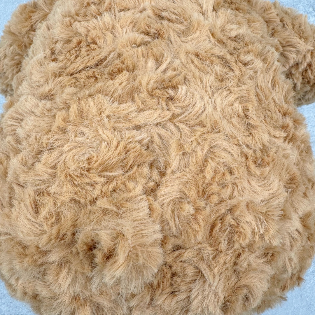 图片[9]-＃原单 Jellycat 玩偶 毛绒公仔 巴塞罗熊 36CM 科普：Jellycat是一个英国玩具品牌，创立于1999年，由William和Thomas兄弟二人在伦敦创立。该品牌专注于设计玩偶玩具，并全情投入于最有趣、环保和独特的软玩具领域。Jellycat的产品设计丰富且有创意，其毛绒玩具以可爱的动物形象为主打，深受全球儿童的喜爱。品牌的产品线包括各种动物系列、海洋系列、蔬果美食系列、植物系列等，每个系列都有其独特的设计和故事。Jellycat的产品设计理念是打破传统动物毛绒像动物标本一样的形象，通过改变形状、手感、颜色、大小和材料，用成千上万种方式制作一只动物毛绒。品牌的设计师来自世界各地，他们的创意让产品更具多元性，同时也让品牌能够从世界各地的文化中获得设计灵感。近年来，Jellycat品牌方开始跨界合作，与野兽派、华尔道夫酒店等品牌合作推出联名产品，进一步扩大了品牌的影响力。在社交媒体上，Jellycat也日益活跃，通过小红书、Instagram、抖音和TikTok等平台与消费者互动，分享品牌故事和产品信息。Jellycat的产品价格在99元到1699元不等，绝版产品的价格在二手平台上甚至会翻几倍。尽管有消费者认为它高价低质，价格贵、品控不严格等问题频频引来吐槽，但仍有大量粉丝愿意为“治愈”买单，因为这些毛绒玩具成为他们精神上的陪伴。原装100% polyester进口聚酯纤维面料 原厂7D棉 原单环保颗粒 双吊牌加三重水洗标 原配防尘袋 吊打市面通货 注意即使同一家厂 不同的批次面料缸差是一定都有的 官网不同批次都有 经过欧盟CE安全认证 此标准0-100岁的小朋友都适用 这个缸差和造型其实经常入手玩偶的都知道 手工制品 世上每一只jell 都是独一无二的 轻微线头 轻微不对称都是很正常的 无法避免 官网都是一样 底部走线 颗粒填充物 刺绣 走线 肉眼可见的精致 原色未染色面料纱线 超级有质感-选品中心