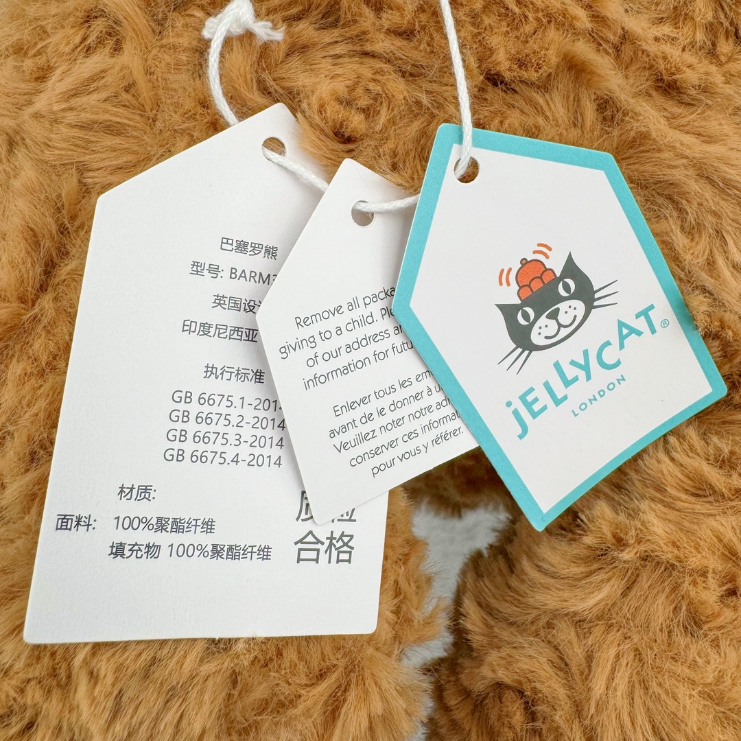 图片[12]-＃原单 Jellycat 玩偶 毛绒公仔 巴塞罗熊 36CM 科普：Jellycat是一个英国玩具品牌，创立于1999年，由William和Thomas兄弟二人在伦敦创立。该品牌专注于设计玩偶玩具，并全情投入于最有趣、环保和独特的软玩具领域。Jellycat的产品设计丰富且有创意，其毛绒玩具以可爱的动物形象为主打，深受全球儿童的喜爱。品牌的产品线包括各种动物系列、海洋系列、蔬果美食系列、植物系列等，每个系列都有其独特的设计和故事。Jellycat的产品设计理念是打破传统动物毛绒像动物标本一样的形象，通过改变形状、手感、颜色、大小和材料，用成千上万种方式制作一只动物毛绒。品牌的设计师来自世界各地，他们的创意让产品更具多元性，同时也让品牌能够从世界各地的文化中获得设计灵感。近年来，Jellycat品牌方开始跨界合作，与野兽派、华尔道夫酒店等品牌合作推出联名产品，进一步扩大了品牌的影响力。在社交媒体上，Jellycat也日益活跃，通过小红书、Instagram、抖音和TikTok等平台与消费者互动，分享品牌故事和产品信息。Jellycat的产品价格在99元到1699元不等，绝版产品的价格在二手平台上甚至会翻几倍。尽管有消费者认为它高价低质，价格贵、品控不严格等问题频频引来吐槽，但仍有大量粉丝愿意为“治愈”买单，因为这些毛绒玩具成为他们精神上的陪伴。原装100% polyester进口聚酯纤维面料 原厂7D棉 原单环保颗粒 双吊牌加三重水洗标 原配防尘袋 吊打市面通货 注意即使同一家厂 不同的批次面料缸差是一定都有的 官网不同批次都有 经过欧盟CE安全认证 此标准0-100岁的小朋友都适用 这个缸差和造型其实经常入手玩偶的都知道 手工制品 世上每一只jell 都是独一无二的 轻微线头 轻微不对称都是很正常的 无法避免 官网都是一样 底部走线 颗粒填充物 刺绣 走线 肉眼可见的精致 原色未染色面料纱线 超级有质感-选品中心