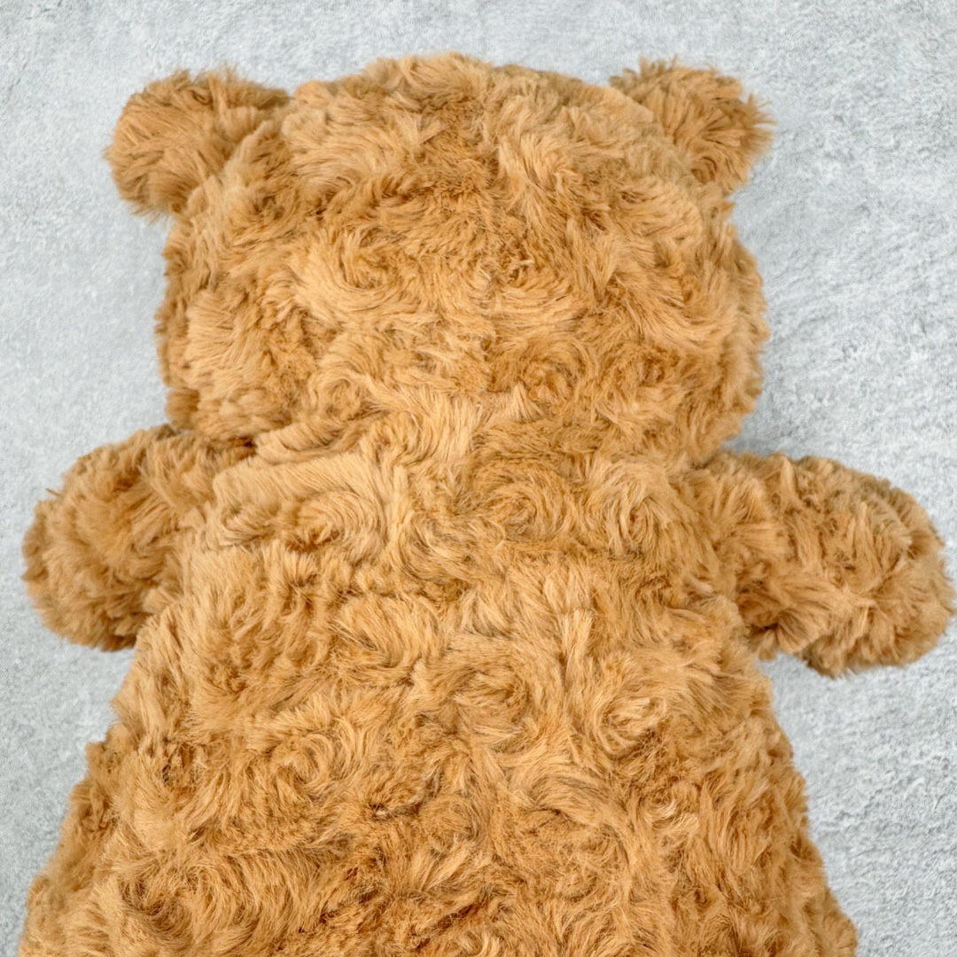 图片[6]-＃原单 Jellycat 玩偶 毛绒公仔 巴塞罗熊 36CM 科普：Jellycat是一个英国玩具品牌，创立于1999年，由William和Thomas兄弟二人在伦敦创立。该品牌专注于设计玩偶玩具，并全情投入于最有趣、环保和独特的软玩具领域。Jellycat的产品设计丰富且有创意，其毛绒玩具以可爱的动物形象为主打，深受全球儿童的喜爱。品牌的产品线包括各种动物系列、海洋系列、蔬果美食系列、植物系列等，每个系列都有其独特的设计和故事。Jellycat的产品设计理念是打破传统动物毛绒像动物标本一样的形象，通过改变形状、手感、颜色、大小和材料，用成千上万种方式制作一只动物毛绒。品牌的设计师来自世界各地，他们的创意让产品更具多元性，同时也让品牌能够从世界各地的文化中获得设计灵感。近年来，Jellycat品牌方开始跨界合作，与野兽派、华尔道夫酒店等品牌合作推出联名产品，进一步扩大了品牌的影响力。在社交媒体上，Jellycat也日益活跃，通过小红书、Instagram、抖音和TikTok等平台与消费者互动，分享品牌故事和产品信息。Jellycat的产品价格在99元到1699元不等，绝版产品的价格在二手平台上甚至会翻几倍。尽管有消费者认为它高价低质，价格贵、品控不严格等问题频频引来吐槽，但仍有大量粉丝愿意为“治愈”买单，因为这些毛绒玩具成为他们精神上的陪伴。原装100% polyester进口聚酯纤维面料 原厂7D棉 原单环保颗粒 双吊牌加三重水洗标 原配防尘袋 吊打市面通货 注意即使同一家厂 不同的批次面料缸差是一定都有的 官网不同批次都有 经过欧盟CE安全认证 此标准0-100岁的小朋友都适用 这个缸差和造型其实经常入手玩偶的都知道 手工制品 世上每一只jell 都是独一无二的 轻微线头 轻微不对称都是很正常的 无法避免 官网都是一样 底部走线 颗粒填充物 刺绣 走线 肉眼可见的精致 原色未染色面料纱线 超级有质感-选品中心