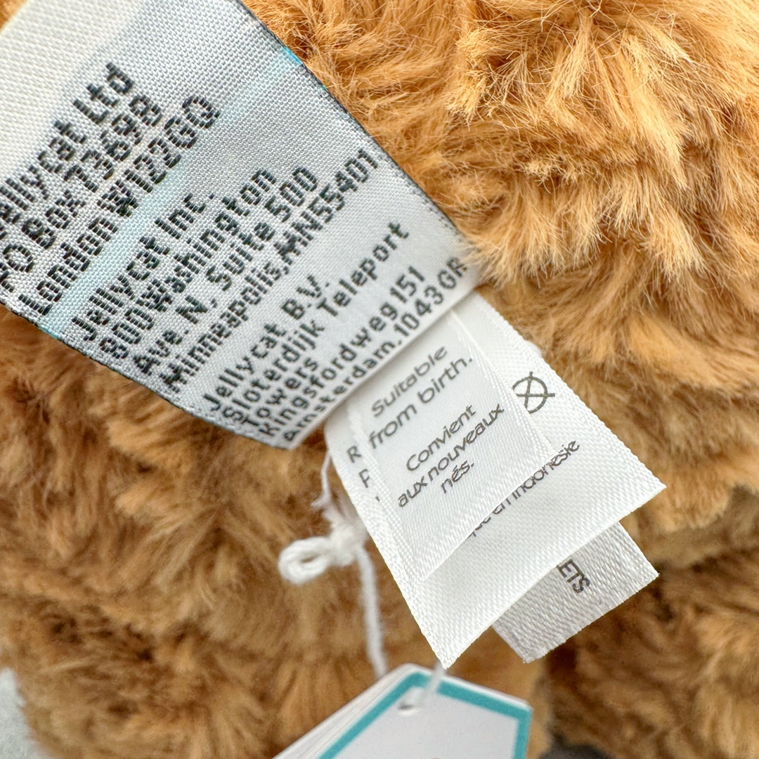 图片[10]-＃原单 Jellycat 玩偶 毛绒公仔 巴塞罗熊 36CM 科普：Jellycat是一个英国玩具品牌，创立于1999年，由William和Thomas兄弟二人在伦敦创立。该品牌专注于设计玩偶玩具，并全情投入于最有趣、环保和独特的软玩具领域。Jellycat的产品设计丰富且有创意，其毛绒玩具以可爱的动物形象为主打，深受全球儿童的喜爱。品牌的产品线包括各种动物系列、海洋系列、蔬果美食系列、植物系列等，每个系列都有其独特的设计和故事。Jellycat的产品设计理念是打破传统动物毛绒像动物标本一样的形象，通过改变形状、手感、颜色、大小和材料，用成千上万种方式制作一只动物毛绒。品牌的设计师来自世界各地，他们的创意让产品更具多元性，同时也让品牌能够从世界各地的文化中获得设计灵感。近年来，Jellycat品牌方开始跨界合作，与野兽派、华尔道夫酒店等品牌合作推出联名产品，进一步扩大了品牌的影响力。在社交媒体上，Jellycat也日益活跃，通过小红书、Instagram、抖音和TikTok等平台与消费者互动，分享品牌故事和产品信息。Jellycat的产品价格在99元到1699元不等，绝版产品的价格在二手平台上甚至会翻几倍。尽管有消费者认为它高价低质，价格贵、品控不严格等问题频频引来吐槽，但仍有大量粉丝愿意为“治愈”买单，因为这些毛绒玩具成为他们精神上的陪伴。原装100% polyester进口聚酯纤维面料 原厂7D棉 原单环保颗粒 双吊牌加三重水洗标 原配防尘袋 吊打市面通货 注意即使同一家厂 不同的批次面料缸差是一定都有的 官网不同批次都有 经过欧盟CE安全认证 此标准0-100岁的小朋友都适用 这个缸差和造型其实经常入手玩偶的都知道 手工制品 世上每一只jell 都是独一无二的 轻微线头 轻微不对称都是很正常的 无法避免 官网都是一样 底部走线 颗粒填充物 刺绣 走线 肉眼可见的精致 原色未染色面料纱线 超级有质感-选品中心