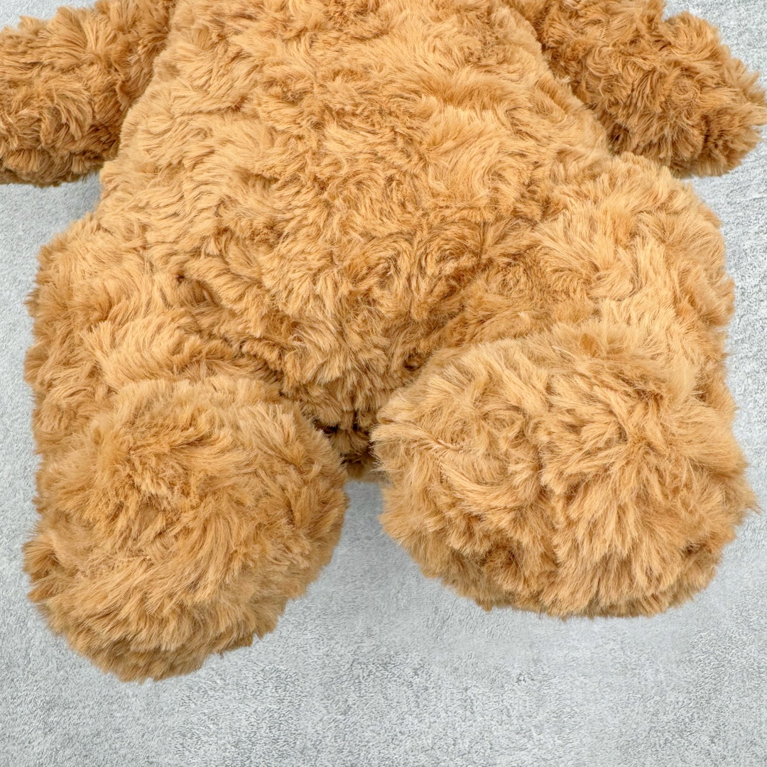 图片[7]-＃原单 Jellycat 玩偶 毛绒公仔 巴塞罗熊 36CM 科普：Jellycat是一个英国玩具品牌，创立于1999年，由William和Thomas兄弟二人在伦敦创立。该品牌专注于设计玩偶玩具，并全情投入于最有趣、环保和独特的软玩具领域。Jellycat的产品设计丰富且有创意，其毛绒玩具以可爱的动物形象为主打，深受全球儿童的喜爱。品牌的产品线包括各种动物系列、海洋系列、蔬果美食系列、植物系列等，每个系列都有其独特的设计和故事。Jellycat的产品设计理念是打破传统动物毛绒像动物标本一样的形象，通过改变形状、手感、颜色、大小和材料，用成千上万种方式制作一只动物毛绒。品牌的设计师来自世界各地，他们的创意让产品更具多元性，同时也让品牌能够从世界各地的文化中获得设计灵感。近年来，Jellycat品牌方开始跨界合作，与野兽派、华尔道夫酒店等品牌合作推出联名产品，进一步扩大了品牌的影响力。在社交媒体上，Jellycat也日益活跃，通过小红书、Instagram、抖音和TikTok等平台与消费者互动，分享品牌故事和产品信息。Jellycat的产品价格在99元到1699元不等，绝版产品的价格在二手平台上甚至会翻几倍。尽管有消费者认为它高价低质，价格贵、品控不严格等问题频频引来吐槽，但仍有大量粉丝愿意为“治愈”买单，因为这些毛绒玩具成为他们精神上的陪伴。原装100% polyester进口聚酯纤维面料 原厂7D棉 原单环保颗粒 双吊牌加三重水洗标 原配防尘袋 吊打市面通货 注意即使同一家厂 不同的批次面料缸差是一定都有的 官网不同批次都有 经过欧盟CE安全认证 此标准0-100岁的小朋友都适用 这个缸差和造型其实经常入手玩偶的都知道 手工制品 世上每一只jell 都是独一无二的 轻微线头 轻微不对称都是很正常的 无法避免 官网都是一样 底部走线 颗粒填充物 刺绣 走线 肉眼可见的精致 原色未染色面料纱线 超级有质感-选品中心