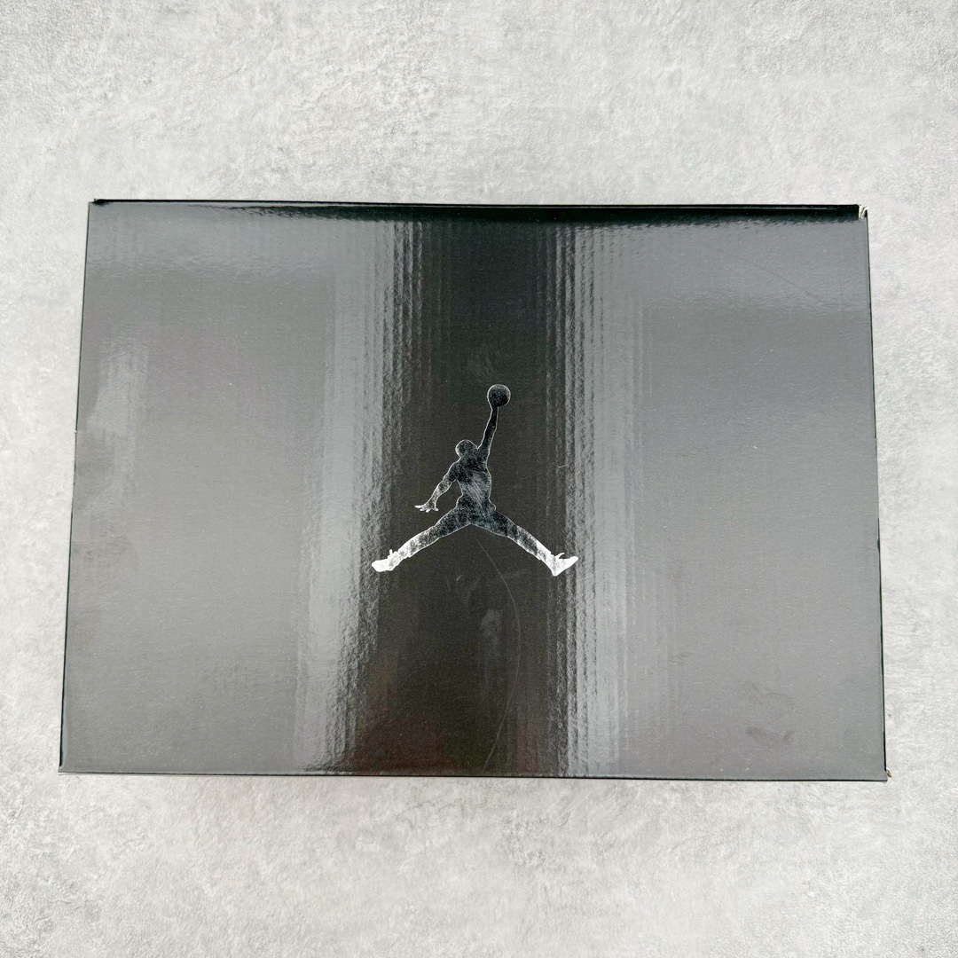 图片[11]-＃DG2.0 Air Jordan AJ4 Retro Doernbecher 慈善超人 黑蓝绿 308497-015 情怀单品 收藏必备 独家外贸特供 耗时半年巨作 全套原纸板楦头开发 原厂特供皮料加持 确保原汁原味 完美呈现四代版型 一比一鞋头弧度高度鞋身弧度 数据细节工艺流程均保持原鞋一致 原厂TPU网格鞋带扣 正确内里网布 菱角分明不变形无多余毛边 柔软性质感一致于原鞋 市场唯一原厂鞋扣模具 背面可见隐藏注塑口 原厂织唛标 原厂飞人电绣工艺 尾指中部跳三针 独家绑鞋带手法 印刷中底布 四线拉帮 米色美纹纸贴合固定 进口港宝加持 后跟自然饱满 全鞋荧光划线卡点 追求极致完美 每一双都是工艺品 多重QC质检 超越公司货的品控标准 实实在在的免检产品 尺码：40.5 41 42 42.5 43 44 44.5 45 45.5 46 47.5 48.5-选品中心