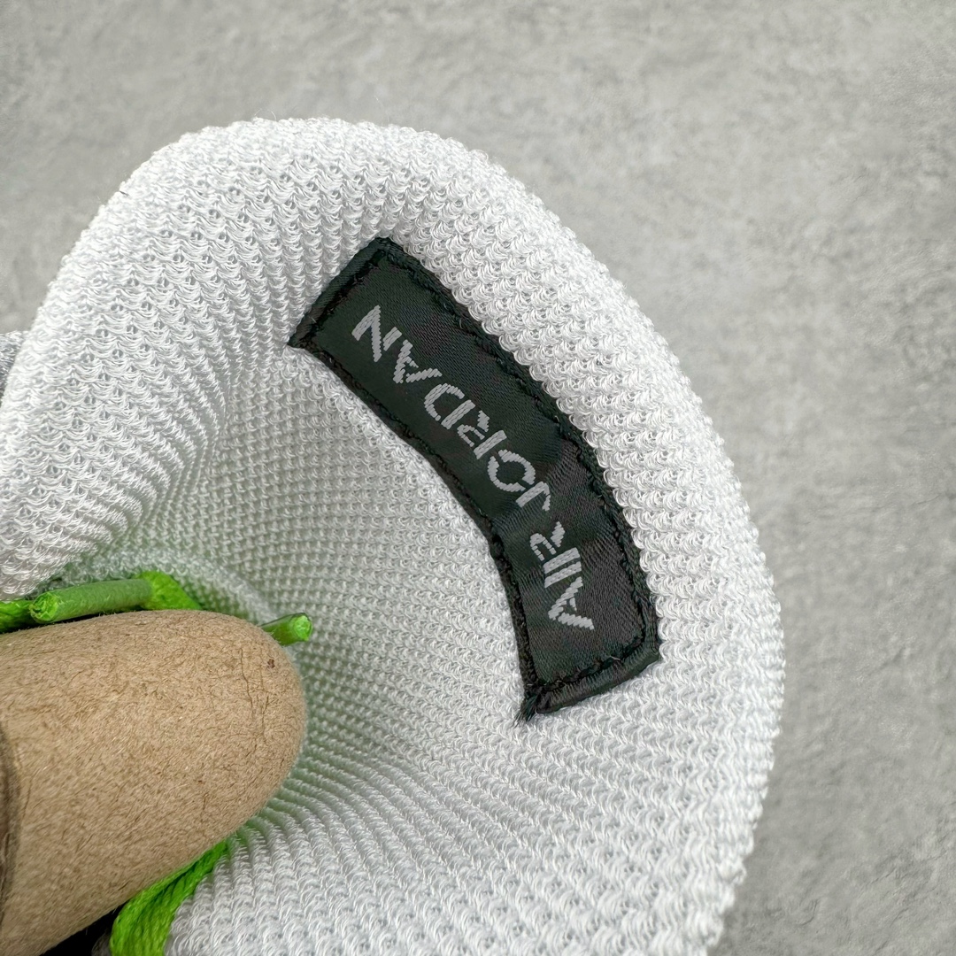 图片[19]-＃DG2.0 Air Jordan AJ4 Retro Doernbecher 慈善超人 黑蓝绿 308497-015 情怀单品 收藏必备 独家外贸特供 耗时半年巨作 全套原纸板楦头开发 原厂特供皮料加持 确保原汁原味 完美呈现四代版型 一比一鞋头弧度高度鞋身弧度 数据细节工艺流程均保持原鞋一致 原厂TPU网格鞋带扣 正确内里网布 菱角分明不变形无多余毛边 柔软性质感一致于原鞋 市场唯一原厂鞋扣模具 背面可见隐藏注塑口 原厂织唛标 原厂飞人电绣工艺 尾指中部跳三针 独家绑鞋带手法 印刷中底布 四线拉帮 米色美纹纸贴合固定 进口港宝加持 后跟自然饱满 全鞋荧光划线卡点 追求极致完美 每一双都是工艺品 多重QC质检 超越公司货的品控标准 实实在在的免检产品 尺码：40.5 41 42 42.5 43 44 44.5 45 45.5 46 47.5 48.5-选品中心