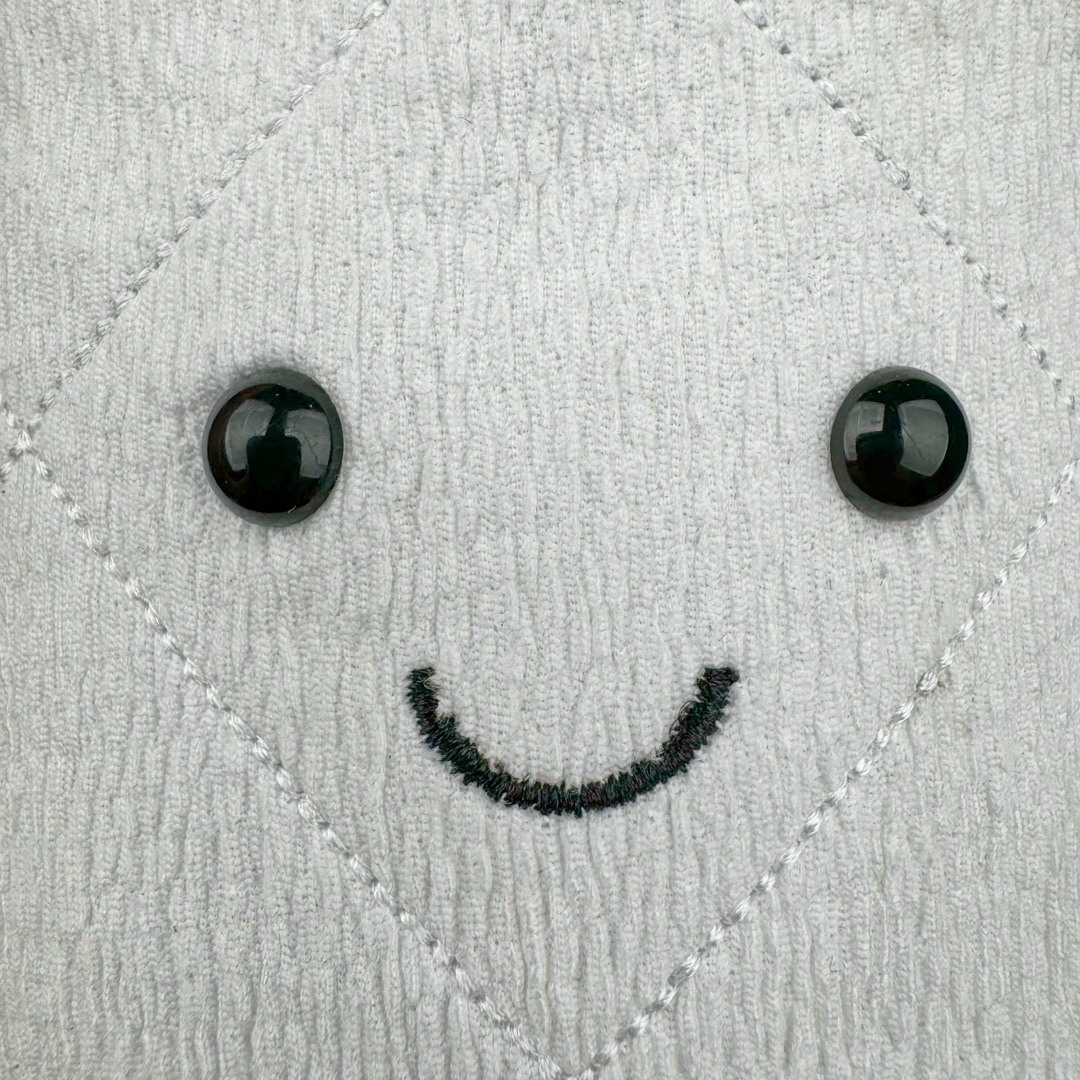 图片[5]-＃原单 Jellycat 玩偶 毛绒公仔 厕纸 15CM 科普：Jellycat是一个英国玩具品牌，创立于1999年，由William和Thomas兄弟二人在伦敦创立。该品牌专注于设计玩偶玩具，并全情投入于最有趣、环保和独特的软玩具领域。Jellycat的产品设计丰富且有创意，其毛绒玩具以可爱的动物形象为主打，深受全球儿童的喜爱。品牌的产品线包括各种动物系列、海洋系列、蔬果美食系列、植物系列等，每个系列都有其独特的设计和故事。Jellycat的产品设计理念是打破传统动物毛绒像动物标本一样的形象，通过改变形状、手感、颜色、大小和材料，用成千上万种方式制作一只动物毛绒。品牌的设计师来自世界各地，他们的创意让产品更具多元性，同时也让品牌能够从世界各地的文化中获得设计灵感。近年来，Jellycat品牌方开始跨界合作，与野兽派、华尔道夫酒店等品牌合作推出联名产品，进一步扩大了品牌的影响力。在社交媒体上，Jellycat也日益活跃，通过小红书、Instagram、抖音和TikTok等平台与消费者互动，分享品牌故事和产品信息。Jellycat的产品价格在99元到1699元不等，绝版产品的价格在二手平台上甚至会翻几倍。尽管有消费者认为它高价低质，价格贵、品控不严格等问题频频引来吐槽，但仍有大量粉丝愿意为“治愈”买单，因为这些毛绒玩具成为他们精神上的陪伴。原装100% polyester进口聚酯纤维面料 原厂7D棉 原单环保颗粒 双吊牌加三重水洗标 原配防尘袋 吊打市面通货 注意即使同一家厂 不同的批次面料缸差是一定都有的 官网不同批次都有 经过欧盟CE安全认证 此标准0-100岁的小朋友都适用 这个缸差和造型其实经常入手玩偶的都知道 手工制品 世上每一只jell 都是独一无二的 轻微线头 轻微不对称都是很正常的 无法避免 官网都是一样 底部走线 颗粒填充物 刺绣 走线 肉眼可见的精致 原色未染色面料纱线 超级有质感-选品中心