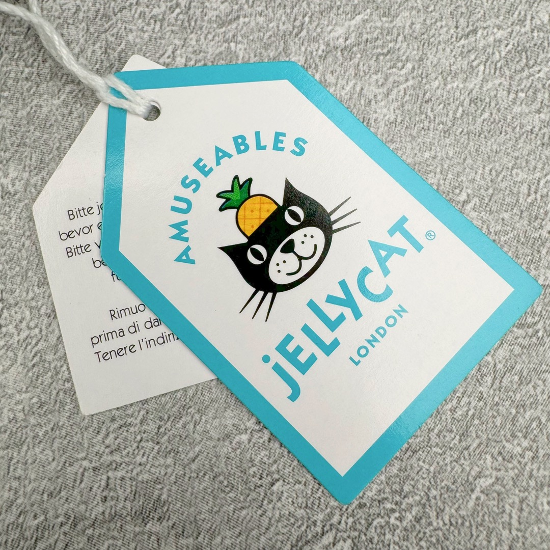 图片[10]-＃原单 Jellycat 玩偶 毛绒公仔 厕纸 15CM 科普：Jellycat是一个英国玩具品牌，创立于1999年，由William和Thomas兄弟二人在伦敦创立。该品牌专注于设计玩偶玩具，并全情投入于最有趣、环保和独特的软玩具领域。Jellycat的产品设计丰富且有创意，其毛绒玩具以可爱的动物形象为主打，深受全球儿童的喜爱。品牌的产品线包括各种动物系列、海洋系列、蔬果美食系列、植物系列等，每个系列都有其独特的设计和故事。Jellycat的产品设计理念是打破传统动物毛绒像动物标本一样的形象，通过改变形状、手感、颜色、大小和材料，用成千上万种方式制作一只动物毛绒。品牌的设计师来自世界各地，他们的创意让产品更具多元性，同时也让品牌能够从世界各地的文化中获得设计灵感。近年来，Jellycat品牌方开始跨界合作，与野兽派、华尔道夫酒店等品牌合作推出联名产品，进一步扩大了品牌的影响力。在社交媒体上，Jellycat也日益活跃，通过小红书、Instagram、抖音和TikTok等平台与消费者互动，分享品牌故事和产品信息。Jellycat的产品价格在99元到1699元不等，绝版产品的价格在二手平台上甚至会翻几倍。尽管有消费者认为它高价低质，价格贵、品控不严格等问题频频引来吐槽，但仍有大量粉丝愿意为“治愈”买单，因为这些毛绒玩具成为他们精神上的陪伴。原装100% polyester进口聚酯纤维面料 原厂7D棉 原单环保颗粒 双吊牌加三重水洗标 原配防尘袋 吊打市面通货 注意即使同一家厂 不同的批次面料缸差是一定都有的 官网不同批次都有 经过欧盟CE安全认证 此标准0-100岁的小朋友都适用 这个缸差和造型其实经常入手玩偶的都知道 手工制品 世上每一只jell 都是独一无二的 轻微线头 轻微不对称都是很正常的 无法避免 官网都是一样 底部走线 颗粒填充物 刺绣 走线 肉眼可见的精致 原色未染色面料纱线 超级有质感-选品中心