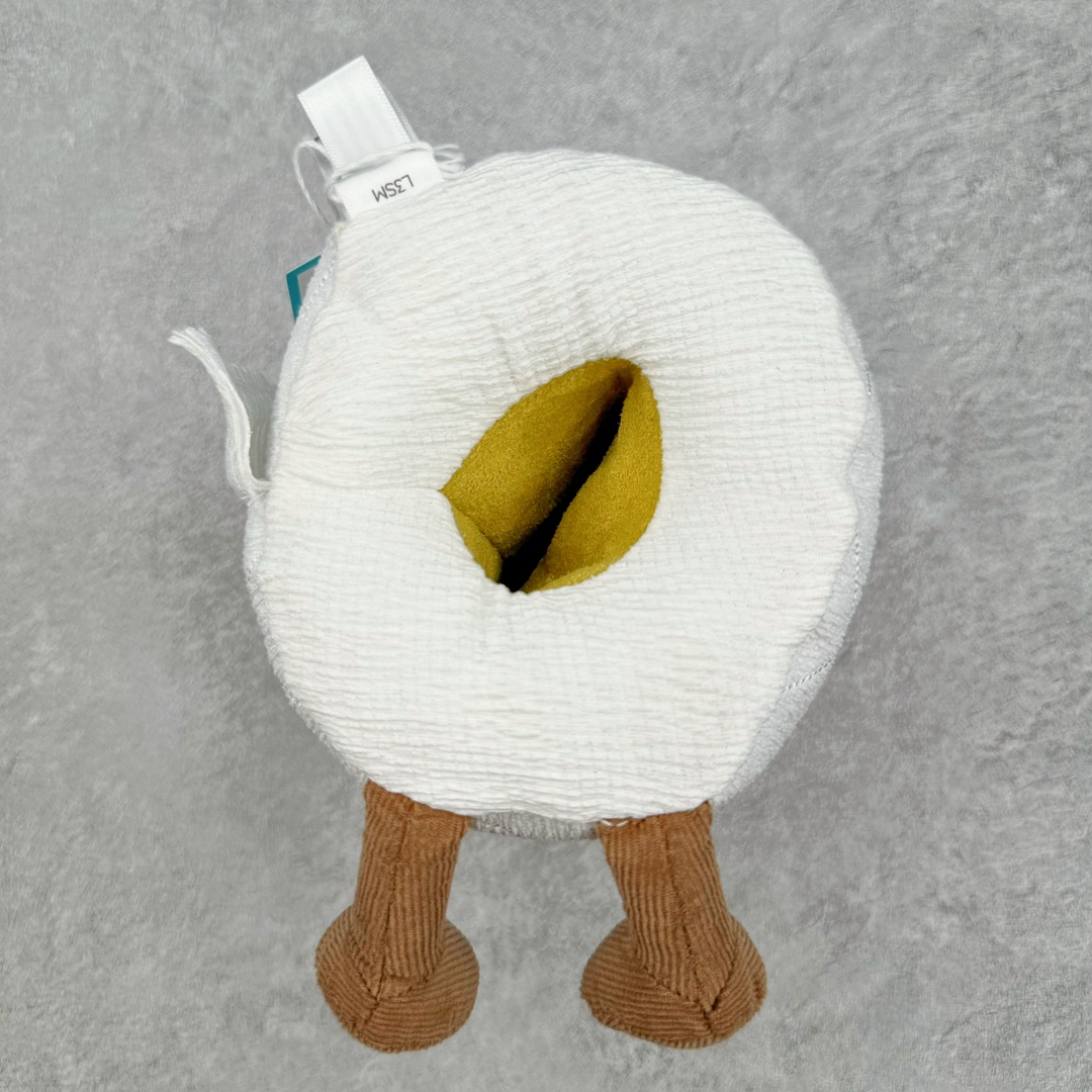 图片[4]-＃原单 Jellycat 玩偶 毛绒公仔 厕纸 15CM 科普：Jellycat是一个英国玩具品牌，创立于1999年，由William和Thomas兄弟二人在伦敦创立。该品牌专注于设计玩偶玩具，并全情投入于最有趣、环保和独特的软玩具领域。Jellycat的产品设计丰富且有创意，其毛绒玩具以可爱的动物形象为主打，深受全球儿童的喜爱。品牌的产品线包括各种动物系列、海洋系列、蔬果美食系列、植物系列等，每个系列都有其独特的设计和故事。Jellycat的产品设计理念是打破传统动物毛绒像动物标本一样的形象，通过改变形状、手感、颜色、大小和材料，用成千上万种方式制作一只动物毛绒。品牌的设计师来自世界各地，他们的创意让产品更具多元性，同时也让品牌能够从世界各地的文化中获得设计灵感。近年来，Jellycat品牌方开始跨界合作，与野兽派、华尔道夫酒店等品牌合作推出联名产品，进一步扩大了品牌的影响力。在社交媒体上，Jellycat也日益活跃，通过小红书、Instagram、抖音和TikTok等平台与消费者互动，分享品牌故事和产品信息。Jellycat的产品价格在99元到1699元不等，绝版产品的价格在二手平台上甚至会翻几倍。尽管有消费者认为它高价低质，价格贵、品控不严格等问题频频引来吐槽，但仍有大量粉丝愿意为“治愈”买单，因为这些毛绒玩具成为他们精神上的陪伴。原装100% polyester进口聚酯纤维面料 原厂7D棉 原单环保颗粒 双吊牌加三重水洗标 原配防尘袋 吊打市面通货 注意即使同一家厂 不同的批次面料缸差是一定都有的 官网不同批次都有 经过欧盟CE安全认证 此标准0-100岁的小朋友都适用 这个缸差和造型其实经常入手玩偶的都知道 手工制品 世上每一只jell 都是独一无二的 轻微线头 轻微不对称都是很正常的 无法避免 官网都是一样 底部走线 颗粒填充物 刺绣 走线 肉眼可见的精致 原色未染色面料纱线 超级有质感-选品中心