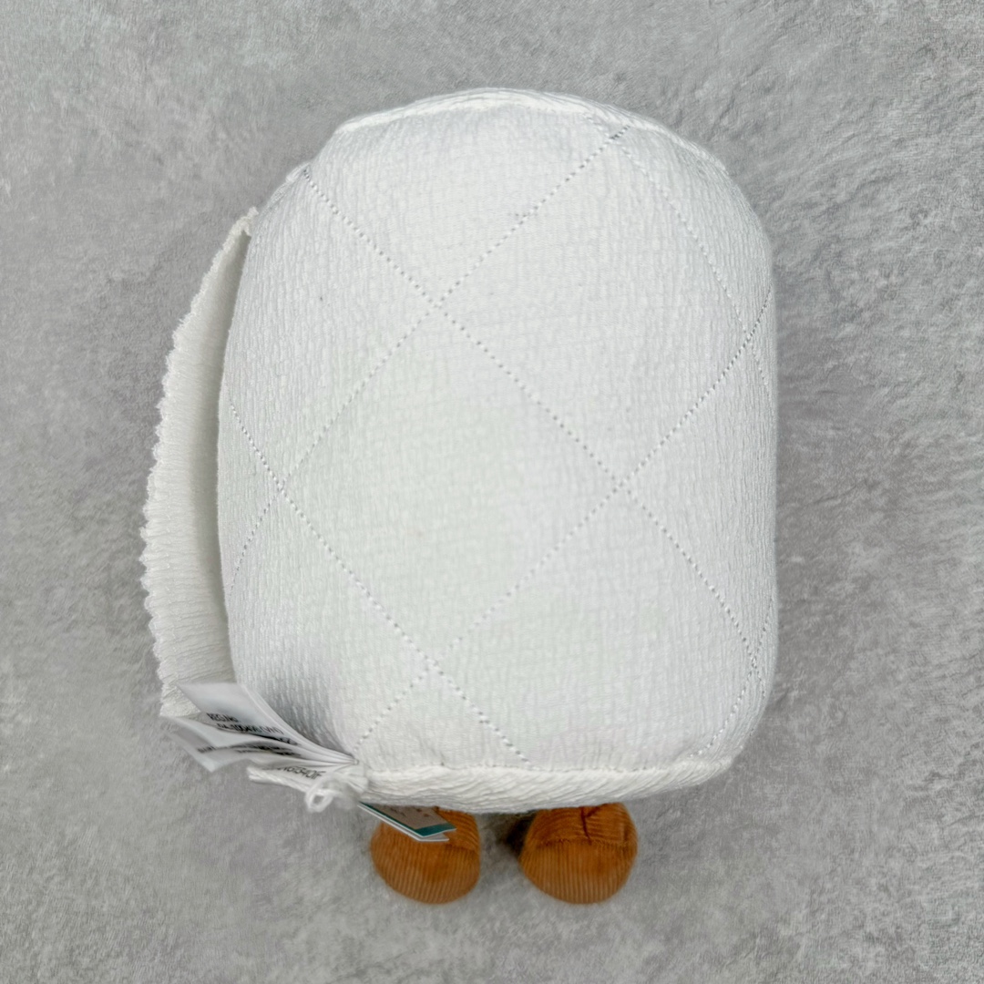 图片[2]-＃原单 Jellycat 玩偶 毛绒公仔 厕纸 15CM 科普：Jellycat是一个英国玩具品牌，创立于1999年，由William和Thomas兄弟二人在伦敦创立。该品牌专注于设计玩偶玩具，并全情投入于最有趣、环保和独特的软玩具领域。Jellycat的产品设计丰富且有创意，其毛绒玩具以可爱的动物形象为主打，深受全球儿童的喜爱。品牌的产品线包括各种动物系列、海洋系列、蔬果美食系列、植物系列等，每个系列都有其独特的设计和故事。Jellycat的产品设计理念是打破传统动物毛绒像动物标本一样的形象，通过改变形状、手感、颜色、大小和材料，用成千上万种方式制作一只动物毛绒。品牌的设计师来自世界各地，他们的创意让产品更具多元性，同时也让品牌能够从世界各地的文化中获得设计灵感。近年来，Jellycat品牌方开始跨界合作，与野兽派、华尔道夫酒店等品牌合作推出联名产品，进一步扩大了品牌的影响力。在社交媒体上，Jellycat也日益活跃，通过小红书、Instagram、抖音和TikTok等平台与消费者互动，分享品牌故事和产品信息。Jellycat的产品价格在99元到1699元不等，绝版产品的价格在二手平台上甚至会翻几倍。尽管有消费者认为它高价低质，价格贵、品控不严格等问题频频引来吐槽，但仍有大量粉丝愿意为“治愈”买单，因为这些毛绒玩具成为他们精神上的陪伴。原装100% polyester进口聚酯纤维面料 原厂7D棉 原单环保颗粒 双吊牌加三重水洗标 原配防尘袋 吊打市面通货 注意即使同一家厂 不同的批次面料缸差是一定都有的 官网不同批次都有 经过欧盟CE安全认证 此标准0-100岁的小朋友都适用 这个缸差和造型其实经常入手玩偶的都知道 手工制品 世上每一只jell 都是独一无二的 轻微线头 轻微不对称都是很正常的 无法避免 官网都是一样 底部走线 颗粒填充物 刺绣 走线 肉眼可见的精致 原色未染色面料纱线 超级有质感-选品中心