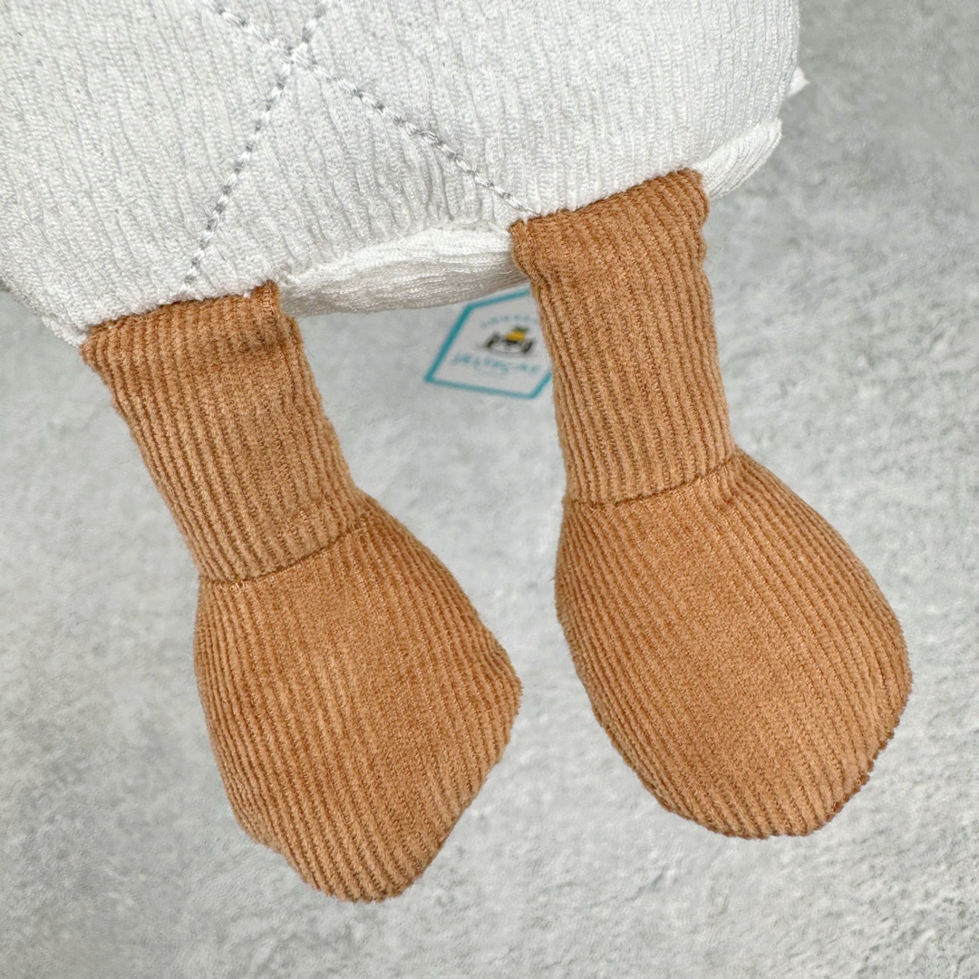 图片[6]-＃原单 Jellycat 玩偶 毛绒公仔 厕纸 15CM 科普：Jellycat是一个英国玩具品牌，创立于1999年，由William和Thomas兄弟二人在伦敦创立。该品牌专注于设计玩偶玩具，并全情投入于最有趣、环保和独特的软玩具领域。Jellycat的产品设计丰富且有创意，其毛绒玩具以可爱的动物形象为主打，深受全球儿童的喜爱。品牌的产品线包括各种动物系列、海洋系列、蔬果美食系列、植物系列等，每个系列都有其独特的设计和故事。Jellycat的产品设计理念是打破传统动物毛绒像动物标本一样的形象，通过改变形状、手感、颜色、大小和材料，用成千上万种方式制作一只动物毛绒。品牌的设计师来自世界各地，他们的创意让产品更具多元性，同时也让品牌能够从世界各地的文化中获得设计灵感。近年来，Jellycat品牌方开始跨界合作，与野兽派、华尔道夫酒店等品牌合作推出联名产品，进一步扩大了品牌的影响力。在社交媒体上，Jellycat也日益活跃，通过小红书、Instagram、抖音和TikTok等平台与消费者互动，分享品牌故事和产品信息。Jellycat的产品价格在99元到1699元不等，绝版产品的价格在二手平台上甚至会翻几倍。尽管有消费者认为它高价低质，价格贵、品控不严格等问题频频引来吐槽，但仍有大量粉丝愿意为“治愈”买单，因为这些毛绒玩具成为他们精神上的陪伴。原装100% polyester进口聚酯纤维面料 原厂7D棉 原单环保颗粒 双吊牌加三重水洗标 原配防尘袋 吊打市面通货 注意即使同一家厂 不同的批次面料缸差是一定都有的 官网不同批次都有 经过欧盟CE安全认证 此标准0-100岁的小朋友都适用 这个缸差和造型其实经常入手玩偶的都知道 手工制品 世上每一只jell 都是独一无二的 轻微线头 轻微不对称都是很正常的 无法避免 官网都是一样 底部走线 颗粒填充物 刺绣 走线 肉眼可见的精致 原色未染色面料纱线 超级有质感-选品中心