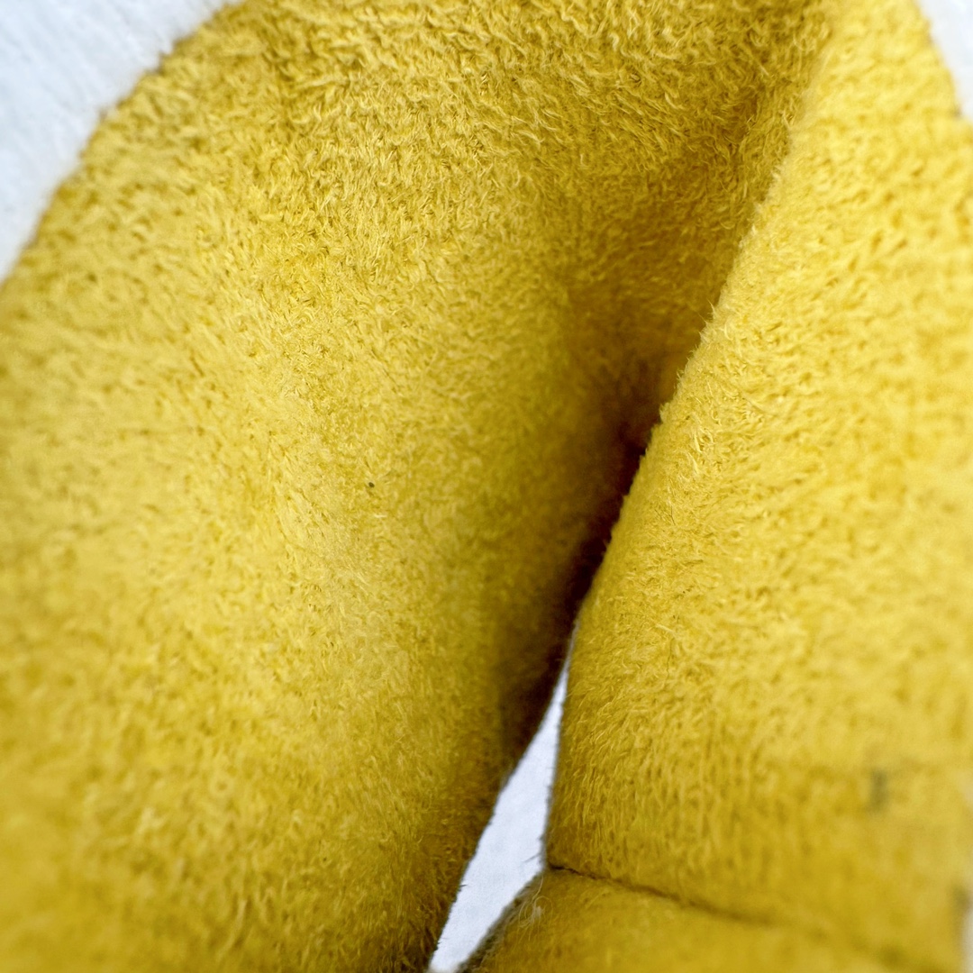 图片[9]-＃原单 Jellycat 玩偶 毛绒公仔 厕纸 15CM 科普：Jellycat是一个英国玩具品牌，创立于1999年，由William和Thomas兄弟二人在伦敦创立。该品牌专注于设计玩偶玩具，并全情投入于最有趣、环保和独特的软玩具领域。Jellycat的产品设计丰富且有创意，其毛绒玩具以可爱的动物形象为主打，深受全球儿童的喜爱。品牌的产品线包括各种动物系列、海洋系列、蔬果美食系列、植物系列等，每个系列都有其独特的设计和故事。Jellycat的产品设计理念是打破传统动物毛绒像动物标本一样的形象，通过改变形状、手感、颜色、大小和材料，用成千上万种方式制作一只动物毛绒。品牌的设计师来自世界各地，他们的创意让产品更具多元性，同时也让品牌能够从世界各地的文化中获得设计灵感。近年来，Jellycat品牌方开始跨界合作，与野兽派、华尔道夫酒店等品牌合作推出联名产品，进一步扩大了品牌的影响力。在社交媒体上，Jellycat也日益活跃，通过小红书、Instagram、抖音和TikTok等平台与消费者互动，分享品牌故事和产品信息。Jellycat的产品价格在99元到1699元不等，绝版产品的价格在二手平台上甚至会翻几倍。尽管有消费者认为它高价低质，价格贵、品控不严格等问题频频引来吐槽，但仍有大量粉丝愿意为“治愈”买单，因为这些毛绒玩具成为他们精神上的陪伴。原装100% polyester进口聚酯纤维面料 原厂7D棉 原单环保颗粒 双吊牌加三重水洗标 原配防尘袋 吊打市面通货 注意即使同一家厂 不同的批次面料缸差是一定都有的 官网不同批次都有 经过欧盟CE安全认证 此标准0-100岁的小朋友都适用 这个缸差和造型其实经常入手玩偶的都知道 手工制品 世上每一只jell 都是独一无二的 轻微线头 轻微不对称都是很正常的 无法避免 官网都是一样 底部走线 颗粒填充物 刺绣 走线 肉眼可见的精致 原色未染色面料纱线 超级有质感-选品中心