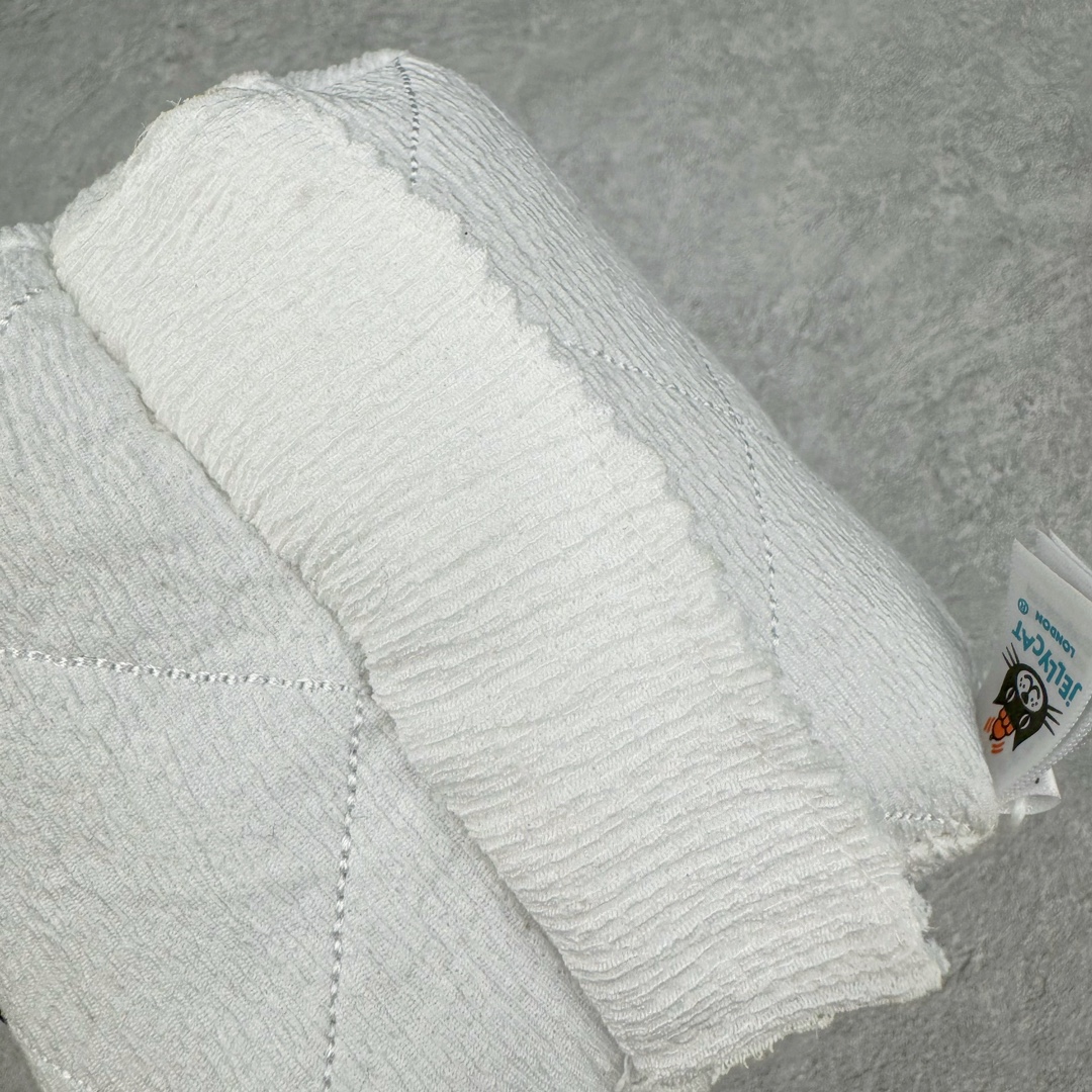 图片[7]-＃原单 Jellycat 玩偶 毛绒公仔 厕纸 15CM 科普：Jellycat是一个英国玩具品牌，创立于1999年，由William和Thomas兄弟二人在伦敦创立。该品牌专注于设计玩偶玩具，并全情投入于最有趣、环保和独特的软玩具领域。Jellycat的产品设计丰富且有创意，其毛绒玩具以可爱的动物形象为主打，深受全球儿童的喜爱。品牌的产品线包括各种动物系列、海洋系列、蔬果美食系列、植物系列等，每个系列都有其独特的设计和故事。Jellycat的产品设计理念是打破传统动物毛绒像动物标本一样的形象，通过改变形状、手感、颜色、大小和材料，用成千上万种方式制作一只动物毛绒。品牌的设计师来自世界各地，他们的创意让产品更具多元性，同时也让品牌能够从世界各地的文化中获得设计灵感。近年来，Jellycat品牌方开始跨界合作，与野兽派、华尔道夫酒店等品牌合作推出联名产品，进一步扩大了品牌的影响力。在社交媒体上，Jellycat也日益活跃，通过小红书、Instagram、抖音和TikTok等平台与消费者互动，分享品牌故事和产品信息。Jellycat的产品价格在99元到1699元不等，绝版产品的价格在二手平台上甚至会翻几倍。尽管有消费者认为它高价低质，价格贵、品控不严格等问题频频引来吐槽，但仍有大量粉丝愿意为“治愈”买单，因为这些毛绒玩具成为他们精神上的陪伴。原装100% polyester进口聚酯纤维面料 原厂7D棉 原单环保颗粒 双吊牌加三重水洗标 原配防尘袋 吊打市面通货 注意即使同一家厂 不同的批次面料缸差是一定都有的 官网不同批次都有 经过欧盟CE安全认证 此标准0-100岁的小朋友都适用 这个缸差和造型其实经常入手玩偶的都知道 手工制品 世上每一只jell 都是独一无二的 轻微线头 轻微不对称都是很正常的 无法避免 官网都是一样 底部走线 颗粒填充物 刺绣 走线 肉眼可见的精致 原色未染色面料纱线 超级有质感-选品中心