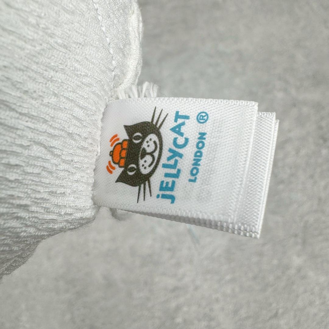 图片[8]-＃原单 Jellycat 玩偶 毛绒公仔 厕纸 15CM 科普：Jellycat是一个英国玩具品牌，创立于1999年，由William和Thomas兄弟二人在伦敦创立。该品牌专注于设计玩偶玩具，并全情投入于最有趣、环保和独特的软玩具领域。Jellycat的产品设计丰富且有创意，其毛绒玩具以可爱的动物形象为主打，深受全球儿童的喜爱。品牌的产品线包括各种动物系列、海洋系列、蔬果美食系列、植物系列等，每个系列都有其独特的设计和故事。Jellycat的产品设计理念是打破传统动物毛绒像动物标本一样的形象，通过改变形状、手感、颜色、大小和材料，用成千上万种方式制作一只动物毛绒。品牌的设计师来自世界各地，他们的创意让产品更具多元性，同时也让品牌能够从世界各地的文化中获得设计灵感。近年来，Jellycat品牌方开始跨界合作，与野兽派、华尔道夫酒店等品牌合作推出联名产品，进一步扩大了品牌的影响力。在社交媒体上，Jellycat也日益活跃，通过小红书、Instagram、抖音和TikTok等平台与消费者互动，分享品牌故事和产品信息。Jellycat的产品价格在99元到1699元不等，绝版产品的价格在二手平台上甚至会翻几倍。尽管有消费者认为它高价低质，价格贵、品控不严格等问题频频引来吐槽，但仍有大量粉丝愿意为“治愈”买单，因为这些毛绒玩具成为他们精神上的陪伴。原装100% polyester进口聚酯纤维面料 原厂7D棉 原单环保颗粒 双吊牌加三重水洗标 原配防尘袋 吊打市面通货 注意即使同一家厂 不同的批次面料缸差是一定都有的 官网不同批次都有 经过欧盟CE安全认证 此标准0-100岁的小朋友都适用 这个缸差和造型其实经常入手玩偶的都知道 手工制品 世上每一只jell 都是独一无二的 轻微线头 轻微不对称都是很正常的 无法避免 官网都是一样 底部走线 颗粒填充物 刺绣 走线 肉眼可见的精致 原色未染色面料纱线 超级有质感-选品中心