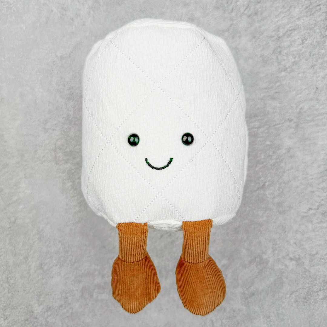 ＃原单 Jellycat 玩偶 毛绒公仔 厕纸 15CM 科普：Jellycat是一个英国玩具品牌，创立于1999年，由William和Thomas兄弟二人在伦敦创立。该品牌专注于设计玩偶玩具，并全情投入于最有趣、环保和独特的软玩具领域。Jellycat的产品设计丰富且有创意，其毛绒玩具以可爱的动物形象为主打，深受全球儿童的喜爱。品牌的产品线包括各种动物系列、海洋系列、蔬果美食系列、植物系列等，每个系列都有其独特的设计和故事。Jellycat的产品设计理念是打破传统动物毛绒像动物标本一样的形象，通过改变形状、手感、颜色、大小和材料，用成千上万种方式制作一只动物毛绒。品牌的设计师来自世界各地，他们的创意让产品更具多元性，同时也让品牌能够从世界各地的文化中获得设计灵感。近年来，Jellycat品牌方开始跨界合作，与野兽派、华尔道夫酒店等品牌合作推出联名产品，进一步扩大了品牌的影响力。在社交媒体上，Jellycat也日益活跃，通过小红书、Instagram、抖音和TikTok等平台与消费者互动，分享品牌故事和产品信息。Jellycat的产品价格在99元到1699元不等，绝版产品的价格在二手平台上甚至会翻几倍。尽管有消费者认为它高价低质，价格贵、品控不严格等问题频频引来吐槽，但仍有大量粉丝愿意为“治愈”买单，因为这些毛绒玩具成为他们精神上的陪伴。原装100% polyester进口聚酯纤维面料 原厂7D棉 原单环保颗粒 双吊牌加三重水洗标 原配防尘袋 吊打市面通货 注意即使同一家厂 不同的批次面料缸差是一定都有的 官网不同批次都有 经过欧盟CE安全认证 此标准0-100岁的小朋友都适用 这个缸差和造型其实经常入手玩偶的都知道 手工制品 世上每一只jell 都是独一无二的 轻微线头 轻微不对称都是很正常的 无法避免 官网都是一样 底部走线 颗粒填充物 刺绣 走线 肉眼可见的精致 原色未染色面料纱线 超级有质感-选品中心
