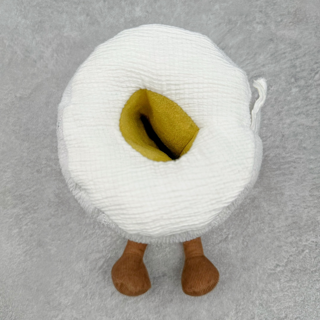 图片[3]-＃原单 Jellycat 玩偶 毛绒公仔 厕纸 15CM 科普：Jellycat是一个英国玩具品牌，创立于1999年，由William和Thomas兄弟二人在伦敦创立。该品牌专注于设计玩偶玩具，并全情投入于最有趣、环保和独特的软玩具领域。Jellycat的产品设计丰富且有创意，其毛绒玩具以可爱的动物形象为主打，深受全球儿童的喜爱。品牌的产品线包括各种动物系列、海洋系列、蔬果美食系列、植物系列等，每个系列都有其独特的设计和故事。Jellycat的产品设计理念是打破传统动物毛绒像动物标本一样的形象，通过改变形状、手感、颜色、大小和材料，用成千上万种方式制作一只动物毛绒。品牌的设计师来自世界各地，他们的创意让产品更具多元性，同时也让品牌能够从世界各地的文化中获得设计灵感。近年来，Jellycat品牌方开始跨界合作，与野兽派、华尔道夫酒店等品牌合作推出联名产品，进一步扩大了品牌的影响力。在社交媒体上，Jellycat也日益活跃，通过小红书、Instagram、抖音和TikTok等平台与消费者互动，分享品牌故事和产品信息。Jellycat的产品价格在99元到1699元不等，绝版产品的价格在二手平台上甚至会翻几倍。尽管有消费者认为它高价低质，价格贵、品控不严格等问题频频引来吐槽，但仍有大量粉丝愿意为“治愈”买单，因为这些毛绒玩具成为他们精神上的陪伴。原装100% polyester进口聚酯纤维面料 原厂7D棉 原单环保颗粒 双吊牌加三重水洗标 原配防尘袋 吊打市面通货 注意即使同一家厂 不同的批次面料缸差是一定都有的 官网不同批次都有 经过欧盟CE安全认证 此标准0-100岁的小朋友都适用 这个缸差和造型其实经常入手玩偶的都知道 手工制品 世上每一只jell 都是独一无二的 轻微线头 轻微不对称都是很正常的 无法避免 官网都是一样 底部走线 颗粒填充物 刺绣 走线 肉眼可见的精致 原色未染色面料纱线 超级有质感-选品中心