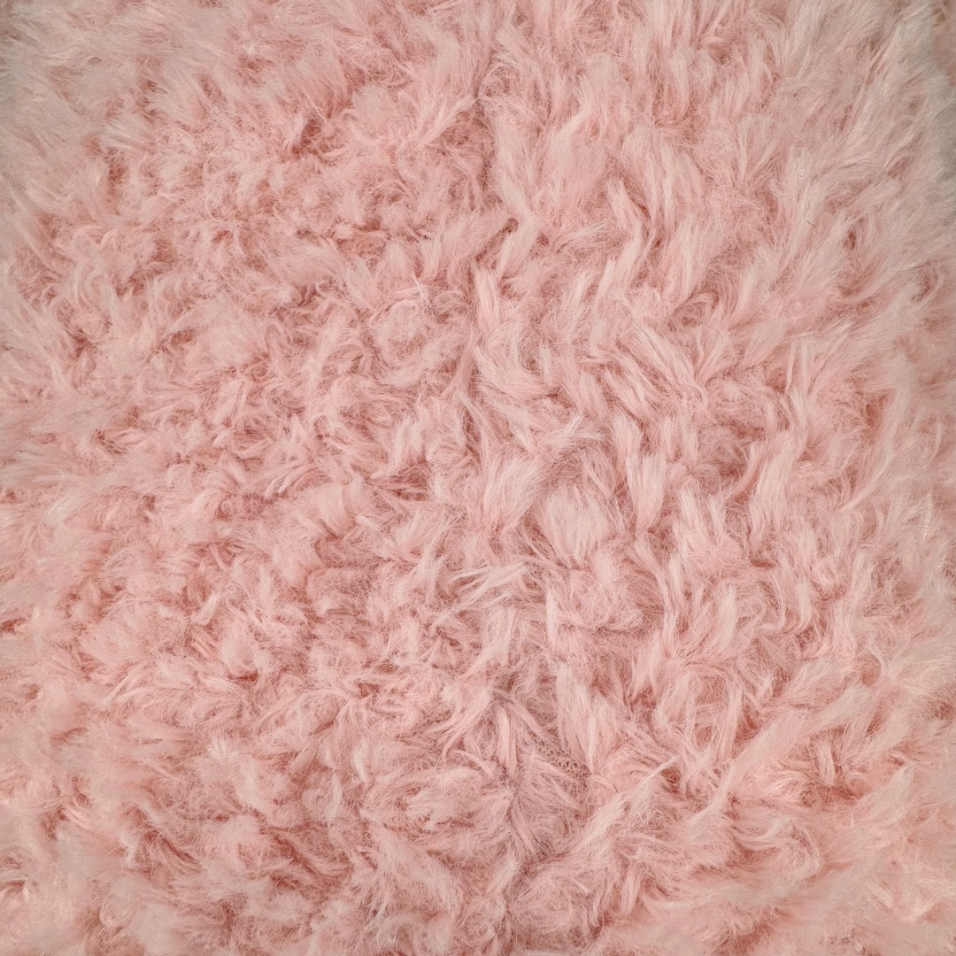 图片[3]-＃原单 Jellycat 玩偶 毛绒公仔 巴纳布斯猪 42CM 科普：Jellycat是一个英国玩具品牌，创立于1999年，由William和Thomas兄弟二人在伦敦创立。该品牌专注于设计玩偶玩具，并全情投入于最有趣、环保和独特的软玩具领域。Jellycat的产品设计丰富且有创意，其毛绒玩具以可爱的动物形象为主打，深受全球儿童的喜爱。品牌的产品线包括各种动物系列、海洋系列、蔬果美食系列、植物系列等，每个系列都有其独特的设计和故事。Jellycat的产品设计理念是打破传统动物毛绒像动物标本一样的形象，通过改变形状、手感、颜色、大小和材料，用成千上万种方式制作一只动物毛绒。品牌的设计师来自世界各地，他们的创意让产品更具多元性，同时也让品牌能够从世界各地的文化中获得设计灵感。近年来，Jellycat品牌方开始跨界合作，与野兽派、华尔道夫酒店等品牌合作推出联名产品，进一步扩大了品牌的影响力。在社交媒体上，Jellycat也日益活跃，通过小红书、Instagram、抖音和TikTok等平台与消费者互动，分享品牌故事和产品信息。Jellycat的产品价格在99元到1699元不等，绝版产品的价格在二手平台上甚至会翻几倍。尽管有消费者认为它高价低质，价格贵、品控不严格等问题频频引来吐槽，但仍有大量粉丝愿意为“治愈”买单，因为这些毛绒玩具成为他们精神上的陪伴。原装100% polyester进口聚酯纤维面料 原厂7D棉 原单环保颗粒 双吊牌加三重水洗标 原配防尘袋 吊打市面通货 注意即使同一家厂 不同的批次面料缸差是一定都有的 官网不同批次都有 经过欧盟CE安全认证 此标准0-100岁的小朋友都适用 这个缸差和造型其实经常入手玩偶的都知道 手工制品 世上每一只jell 都是独一无二的 轻微线头 轻微不对称都是很正常的 无法避免 官网都是一样 底部走线 颗粒填充物 刺绣 走线 肉眼可见的精致 原色未染色面料纱线 超级有质感-选品中心