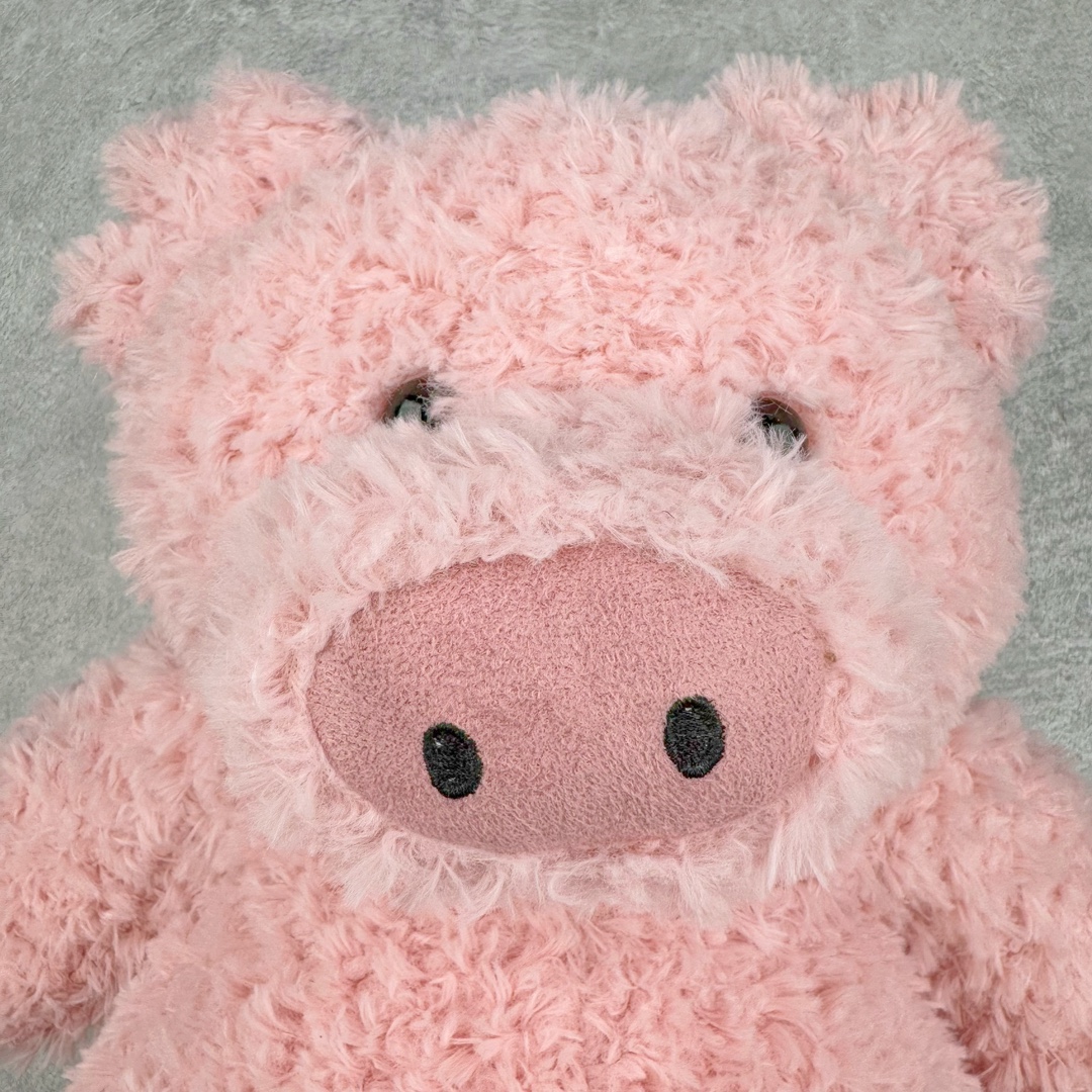 图片[8]-＃原单 Jellycat 玩偶 毛绒公仔 巴纳布斯猪 42CM 科普：Jellycat是一个英国玩具品牌，创立于1999年，由William和Thomas兄弟二人在伦敦创立。该品牌专注于设计玩偶玩具，并全情投入于最有趣、环保和独特的软玩具领域。Jellycat的产品设计丰富且有创意，其毛绒玩具以可爱的动物形象为主打，深受全球儿童的喜爱。品牌的产品线包括各种动物系列、海洋系列、蔬果美食系列、植物系列等，每个系列都有其独特的设计和故事。Jellycat的产品设计理念是打破传统动物毛绒像动物标本一样的形象，通过改变形状、手感、颜色、大小和材料，用成千上万种方式制作一只动物毛绒。品牌的设计师来自世界各地，他们的创意让产品更具多元性，同时也让品牌能够从世界各地的文化中获得设计灵感。近年来，Jellycat品牌方开始跨界合作，与野兽派、华尔道夫酒店等品牌合作推出联名产品，进一步扩大了品牌的影响力。在社交媒体上，Jellycat也日益活跃，通过小红书、Instagram、抖音和TikTok等平台与消费者互动，分享品牌故事和产品信息。Jellycat的产品价格在99元到1699元不等，绝版产品的价格在二手平台上甚至会翻几倍。尽管有消费者认为它高价低质，价格贵、品控不严格等问题频频引来吐槽，但仍有大量粉丝愿意为“治愈”买单，因为这些毛绒玩具成为他们精神上的陪伴。原装100% polyester进口聚酯纤维面料 原厂7D棉 原单环保颗粒 双吊牌加三重水洗标 原配防尘袋 吊打市面通货 注意即使同一家厂 不同的批次面料缸差是一定都有的 官网不同批次都有 经过欧盟CE安全认证 此标准0-100岁的小朋友都适用 这个缸差和造型其实经常入手玩偶的都知道 手工制品 世上每一只jell 都是独一无二的 轻微线头 轻微不对称都是很正常的 无法避免 官网都是一样 底部走线 颗粒填充物 刺绣 走线 肉眼可见的精致 原色未染色面料纱线 超级有质感-选品中心