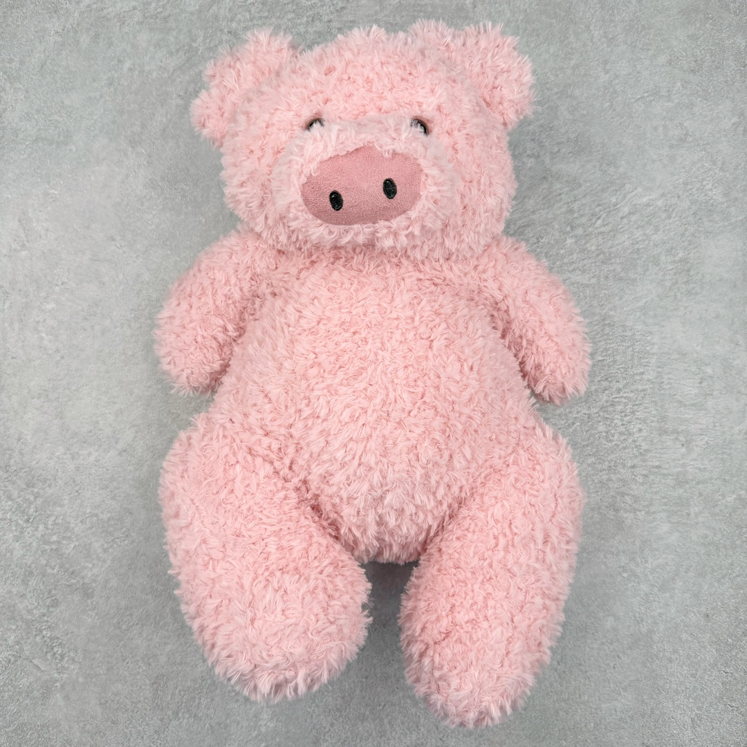 ＃原单 Jellycat 玩偶 毛绒公仔 巴纳布斯猪 42CM 科普：Jellycat是一个英国玩具品牌，创立于1999年，由William和Thomas兄弟二人在伦敦创立。该品牌专注于设计玩偶玩具，并全情投入于最有趣、环保和独特的软玩具领域。Jellycat的产品设计丰富且有创意，其毛绒玩具以可爱的动物形象为主打，深受全球儿童的喜爱。品牌的产品线包括各种动物系列、海洋系列、蔬果美食系列、植物系列等，每个系列都有其独特的设计和故事。Jellycat的产品设计理念是打破传统动物毛绒像动物标本一样的形象，通过改变形状、手感、颜色、大小和材料，用成千上万种方式制作一只动物毛绒。品牌的设计师来自世界各地，他们的创意让产品更具多元性，同时也让品牌能够从世界各地的文化中获得设计灵感。近年来，Jellycat品牌方开始跨界合作，与野兽派、华尔道夫酒店等品牌合作推出联名产品，进一步扩大了品牌的影响力。在社交媒体上，Jellycat也日益活跃，通过小红书、Instagram、抖音和TikTok等平台与消费者互动，分享品牌故事和产品信息。Jellycat的产品价格在99元到1699元不等，绝版产品的价格在二手平台上甚至会翻几倍。尽管有消费者认为它高价低质，价格贵、品控不严格等问题频频引来吐槽，但仍有大量粉丝愿意为“治愈”买单，因为这些毛绒玩具成为他们精神上的陪伴。原装100% polyester进口聚酯纤维面料 原厂7D棉 原单环保颗粒 双吊牌加三重水洗标 原配防尘袋 吊打市面通货 注意即使同一家厂 不同的批次面料缸差是一定都有的 官网不同批次都有 经过欧盟CE安全认证 此标准0-100岁的小朋友都适用 这个缸差和造型其实经常入手玩偶的都知道 手工制品 世上每一只jell 都是独一无二的 轻微线头 轻微不对称都是很正常的 无法避免 官网都是一样 底部走线 颗粒填充物 刺绣 走线 肉眼可见的精致 原色未染色面料纱线 超级有质感-选品中心