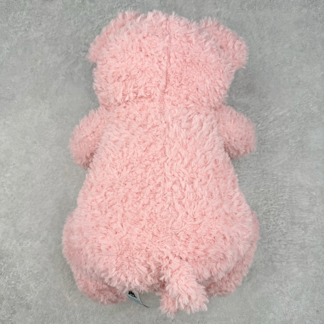 图片[2]-＃原单 Jellycat 玩偶 毛绒公仔 巴纳布斯猪 42CM 科普：Jellycat是一个英国玩具品牌，创立于1999年，由William和Thomas兄弟二人在伦敦创立。该品牌专注于设计玩偶玩具，并全情投入于最有趣、环保和独特的软玩具领域。Jellycat的产品设计丰富且有创意，其毛绒玩具以可爱的动物形象为主打，深受全球儿童的喜爱。品牌的产品线包括各种动物系列、海洋系列、蔬果美食系列、植物系列等，每个系列都有其独特的设计和故事。Jellycat的产品设计理念是打破传统动物毛绒像动物标本一样的形象，通过改变形状、手感、颜色、大小和材料，用成千上万种方式制作一只动物毛绒。品牌的设计师来自世界各地，他们的创意让产品更具多元性，同时也让品牌能够从世界各地的文化中获得设计灵感。近年来，Jellycat品牌方开始跨界合作，与野兽派、华尔道夫酒店等品牌合作推出联名产品，进一步扩大了品牌的影响力。在社交媒体上，Jellycat也日益活跃，通过小红书、Instagram、抖音和TikTok等平台与消费者互动，分享品牌故事和产品信息。Jellycat的产品价格在99元到1699元不等，绝版产品的价格在二手平台上甚至会翻几倍。尽管有消费者认为它高价低质，价格贵、品控不严格等问题频频引来吐槽，但仍有大量粉丝愿意为“治愈”买单，因为这些毛绒玩具成为他们精神上的陪伴。原装100% polyester进口聚酯纤维面料 原厂7D棉 原单环保颗粒 双吊牌加三重水洗标 原配防尘袋 吊打市面通货 注意即使同一家厂 不同的批次面料缸差是一定都有的 官网不同批次都有 经过欧盟CE安全认证 此标准0-100岁的小朋友都适用 这个缸差和造型其实经常入手玩偶的都知道 手工制品 世上每一只jell 都是独一无二的 轻微线头 轻微不对称都是很正常的 无法避免 官网都是一样 底部走线 颗粒填充物 刺绣 走线 肉眼可见的精致 原色未染色面料纱线 超级有质感-选品中心