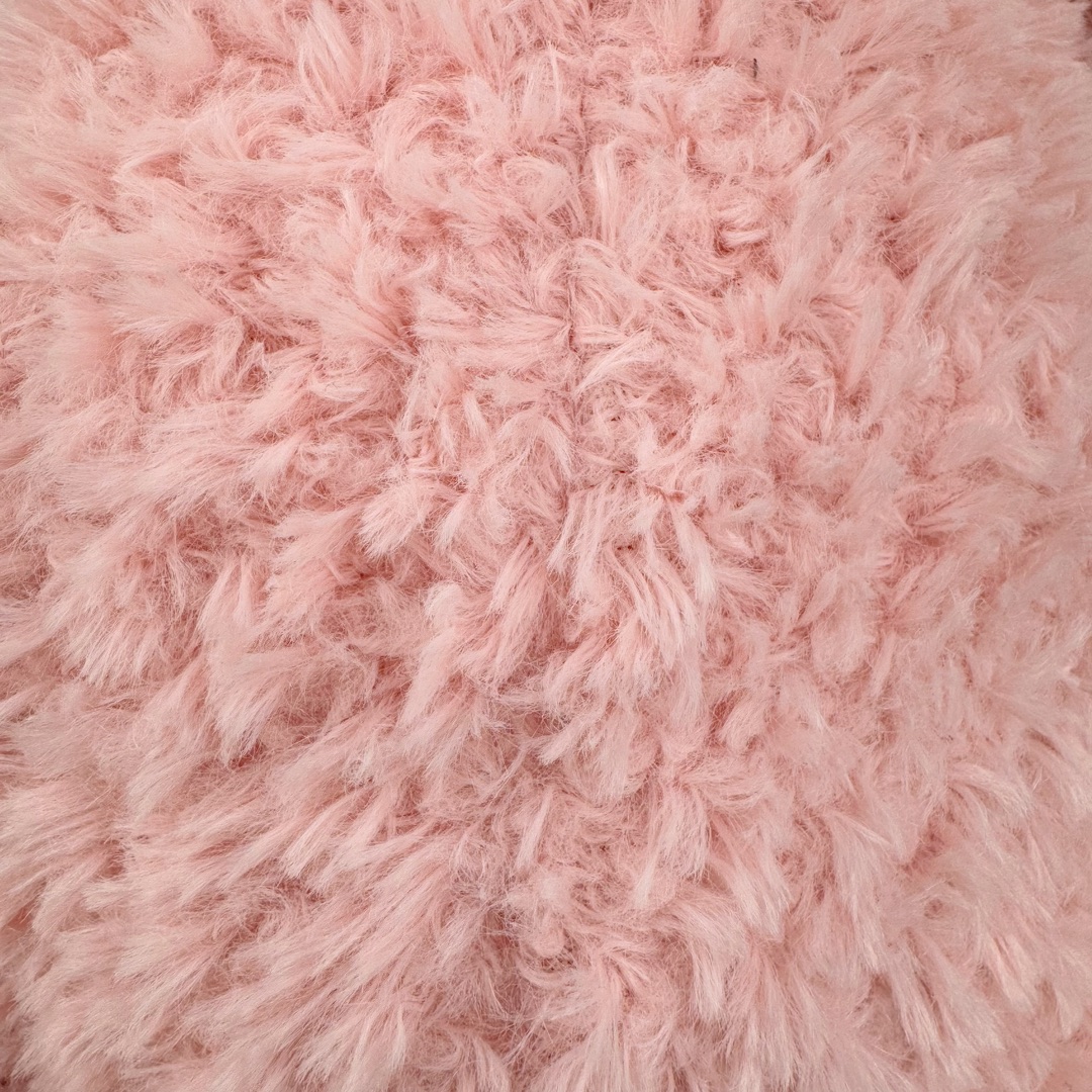 图片[7]-＃原单 Jellycat 玩偶 毛绒公仔 巴纳布斯猪 42CM 科普：Jellycat是一个英国玩具品牌，创立于1999年，由William和Thomas兄弟二人在伦敦创立。该品牌专注于设计玩偶玩具，并全情投入于最有趣、环保和独特的软玩具领域。Jellycat的产品设计丰富且有创意，其毛绒玩具以可爱的动物形象为主打，深受全球儿童的喜爱。品牌的产品线包括各种动物系列、海洋系列、蔬果美食系列、植物系列等，每个系列都有其独特的设计和故事。Jellycat的产品设计理念是打破传统动物毛绒像动物标本一样的形象，通过改变形状、手感、颜色、大小和材料，用成千上万种方式制作一只动物毛绒。品牌的设计师来自世界各地，他们的创意让产品更具多元性，同时也让品牌能够从世界各地的文化中获得设计灵感。近年来，Jellycat品牌方开始跨界合作，与野兽派、华尔道夫酒店等品牌合作推出联名产品，进一步扩大了品牌的影响力。在社交媒体上，Jellycat也日益活跃，通过小红书、Instagram、抖音和TikTok等平台与消费者互动，分享品牌故事和产品信息。Jellycat的产品价格在99元到1699元不等，绝版产品的价格在二手平台上甚至会翻几倍。尽管有消费者认为它高价低质，价格贵、品控不严格等问题频频引来吐槽，但仍有大量粉丝愿意为“治愈”买单，因为这些毛绒玩具成为他们精神上的陪伴。原装100% polyester进口聚酯纤维面料 原厂7D棉 原单环保颗粒 双吊牌加三重水洗标 原配防尘袋 吊打市面通货 注意即使同一家厂 不同的批次面料缸差是一定都有的 官网不同批次都有 经过欧盟CE安全认证 此标准0-100岁的小朋友都适用 这个缸差和造型其实经常入手玩偶的都知道 手工制品 世上每一只jell 都是独一无二的 轻微线头 轻微不对称都是很正常的 无法避免 官网都是一样 底部走线 颗粒填充物 刺绣 走线 肉眼可见的精致 原色未染色面料纱线 超级有质感-选品中心