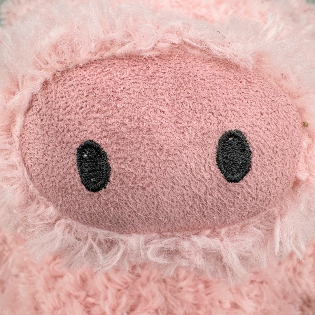 图片[9]-＃原单 Jellycat 玩偶 毛绒公仔 巴纳布斯猪 42CM 科普：Jellycat是一个英国玩具品牌，创立于1999年，由William和Thomas兄弟二人在伦敦创立。该品牌专注于设计玩偶玩具，并全情投入于最有趣、环保和独特的软玩具领域。Jellycat的产品设计丰富且有创意，其毛绒玩具以可爱的动物形象为主打，深受全球儿童的喜爱。品牌的产品线包括各种动物系列、海洋系列、蔬果美食系列、植物系列等，每个系列都有其独特的设计和故事。Jellycat的产品设计理念是打破传统动物毛绒像动物标本一样的形象，通过改变形状、手感、颜色、大小和材料，用成千上万种方式制作一只动物毛绒。品牌的设计师来自世界各地，他们的创意让产品更具多元性，同时也让品牌能够从世界各地的文化中获得设计灵感。近年来，Jellycat品牌方开始跨界合作，与野兽派、华尔道夫酒店等品牌合作推出联名产品，进一步扩大了品牌的影响力。在社交媒体上，Jellycat也日益活跃，通过小红书、Instagram、抖音和TikTok等平台与消费者互动，分享品牌故事和产品信息。Jellycat的产品价格在99元到1699元不等，绝版产品的价格在二手平台上甚至会翻几倍。尽管有消费者认为它高价低质，价格贵、品控不严格等问题频频引来吐槽，但仍有大量粉丝愿意为“治愈”买单，因为这些毛绒玩具成为他们精神上的陪伴。原装100% polyester进口聚酯纤维面料 原厂7D棉 原单环保颗粒 双吊牌加三重水洗标 原配防尘袋 吊打市面通货 注意即使同一家厂 不同的批次面料缸差是一定都有的 官网不同批次都有 经过欧盟CE安全认证 此标准0-100岁的小朋友都适用 这个缸差和造型其实经常入手玩偶的都知道 手工制品 世上每一只jell 都是独一无二的 轻微线头 轻微不对称都是很正常的 无法避免 官网都是一样 底部走线 颗粒填充物 刺绣 走线 肉眼可见的精致 原色未染色面料纱线 超级有质感-选品中心