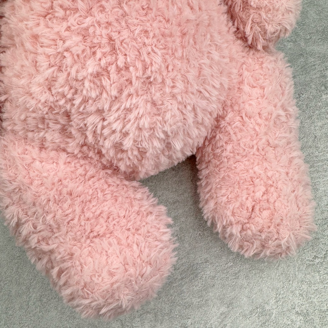 图片[6]-＃原单 Jellycat 玩偶 毛绒公仔 巴纳布斯猪 42CM 科普：Jellycat是一个英国玩具品牌，创立于1999年，由William和Thomas兄弟二人在伦敦创立。该品牌专注于设计玩偶玩具，并全情投入于最有趣、环保和独特的软玩具领域。Jellycat的产品设计丰富且有创意，其毛绒玩具以可爱的动物形象为主打，深受全球儿童的喜爱。品牌的产品线包括各种动物系列、海洋系列、蔬果美食系列、植物系列等，每个系列都有其独特的设计和故事。Jellycat的产品设计理念是打破传统动物毛绒像动物标本一样的形象，通过改变形状、手感、颜色、大小和材料，用成千上万种方式制作一只动物毛绒。品牌的设计师来自世界各地，他们的创意让产品更具多元性，同时也让品牌能够从世界各地的文化中获得设计灵感。近年来，Jellycat品牌方开始跨界合作，与野兽派、华尔道夫酒店等品牌合作推出联名产品，进一步扩大了品牌的影响力。在社交媒体上，Jellycat也日益活跃，通过小红书、Instagram、抖音和TikTok等平台与消费者互动，分享品牌故事和产品信息。Jellycat的产品价格在99元到1699元不等，绝版产品的价格在二手平台上甚至会翻几倍。尽管有消费者认为它高价低质，价格贵、品控不严格等问题频频引来吐槽，但仍有大量粉丝愿意为“治愈”买单，因为这些毛绒玩具成为他们精神上的陪伴。原装100% polyester进口聚酯纤维面料 原厂7D棉 原单环保颗粒 双吊牌加三重水洗标 原配防尘袋 吊打市面通货 注意即使同一家厂 不同的批次面料缸差是一定都有的 官网不同批次都有 经过欧盟CE安全认证 此标准0-100岁的小朋友都适用 这个缸差和造型其实经常入手玩偶的都知道 手工制品 世上每一只jell 都是独一无二的 轻微线头 轻微不对称都是很正常的 无法避免 官网都是一样 底部走线 颗粒填充物 刺绣 走线 肉眼可见的精致 原色未染色面料纱线 超级有质感-选品中心