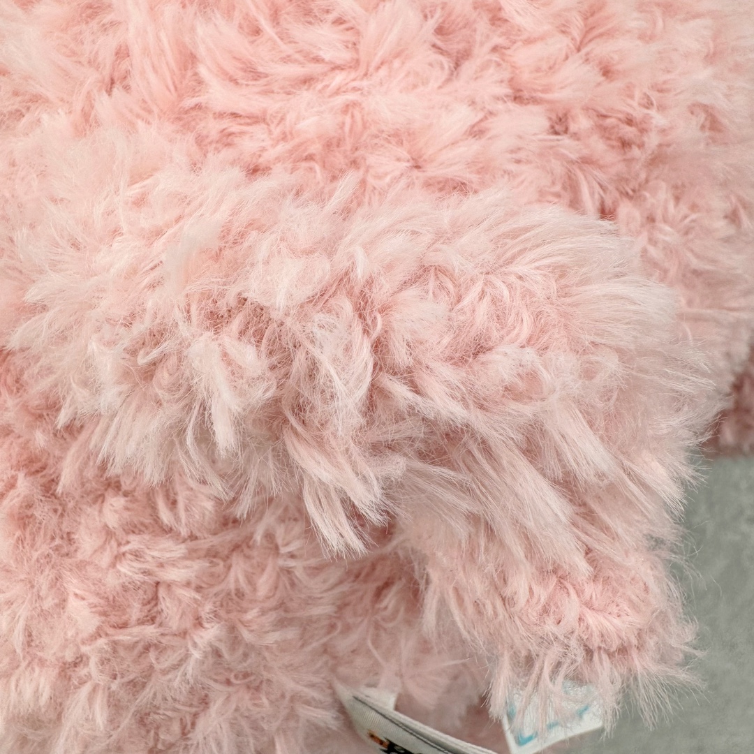 图片[4]-＃原单 Jellycat 玩偶 毛绒公仔 巴纳布斯猪 42CM 科普：Jellycat是一个英国玩具品牌，创立于1999年，由William和Thomas兄弟二人在伦敦创立。该品牌专注于设计玩偶玩具，并全情投入于最有趣、环保和独特的软玩具领域。Jellycat的产品设计丰富且有创意，其毛绒玩具以可爱的动物形象为主打，深受全球儿童的喜爱。品牌的产品线包括各种动物系列、海洋系列、蔬果美食系列、植物系列等，每个系列都有其独特的设计和故事。Jellycat的产品设计理念是打破传统动物毛绒像动物标本一样的形象，通过改变形状、手感、颜色、大小和材料，用成千上万种方式制作一只动物毛绒。品牌的设计师来自世界各地，他们的创意让产品更具多元性，同时也让品牌能够从世界各地的文化中获得设计灵感。近年来，Jellycat品牌方开始跨界合作，与野兽派、华尔道夫酒店等品牌合作推出联名产品，进一步扩大了品牌的影响力。在社交媒体上，Jellycat也日益活跃，通过小红书、Instagram、抖音和TikTok等平台与消费者互动，分享品牌故事和产品信息。Jellycat的产品价格在99元到1699元不等，绝版产品的价格在二手平台上甚至会翻几倍。尽管有消费者认为它高价低质，价格贵、品控不严格等问题频频引来吐槽，但仍有大量粉丝愿意为“治愈”买单，因为这些毛绒玩具成为他们精神上的陪伴。原装100% polyester进口聚酯纤维面料 原厂7D棉 原单环保颗粒 双吊牌加三重水洗标 原配防尘袋 吊打市面通货 注意即使同一家厂 不同的批次面料缸差是一定都有的 官网不同批次都有 经过欧盟CE安全认证 此标准0-100岁的小朋友都适用 这个缸差和造型其实经常入手玩偶的都知道 手工制品 世上每一只jell 都是独一无二的 轻微线头 轻微不对称都是很正常的 无法避免 官网都是一样 底部走线 颗粒填充物 刺绣 走线 肉眼可见的精致 原色未染色面料纱线 超级有质感-选品中心