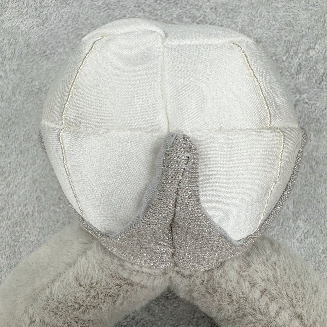 图片[8]-＃原单 Jellycat 玩偶 毛绒公仔 可玩钻戒 20CM 科普：Jellycat是一个英国玩具品牌，创立于1999年，由William和Thomas兄弟二人在伦敦创立。该品牌专注于设计玩偶玩具，并全情投入于最有趣、环保和独特的软玩具领域。Jellycat的产品设计丰富且有创意，其毛绒玩具以可爱的动物形象为主打，深受全球儿童的喜爱。品牌的产品线包括各种动物系列、海洋系列、蔬果美食系列、植物系列等，每个系列都有其独特的设计和故事。Jellycat的产品设计理念是打破传统动物毛绒像动物标本一样的形象，通过改变形状、手感、颜色、大小和材料，用成千上万种方式制作一只动物毛绒。品牌的设计师来自世界各地，他们的创意让产品更具多元性，同时也让品牌能够从世界各地的文化中获得设计灵感。近年来，Jellycat品牌方开始跨界合作，与野兽派、华尔道夫酒店等品牌合作推出联名产品，进一步扩大了品牌的影响力。在社交媒体上，Jellycat也日益活跃，通过小红书、Instagram、抖音和TikTok等平台与消费者互动，分享品牌故事和产品信息。Jellycat的产品价格在99元到1699元不等，绝版产品的价格在二手平台上甚至会翻几倍。尽管有消费者认为它高价低质，价格贵、品控不严格等问题频频引来吐槽，但仍有大量粉丝愿意为“治愈”买单，因为这些毛绒玩具成为他们精神上的陪伴。原装100% polyester进口聚酯纤维面料 原厂7D棉 原单环保颗粒 双吊牌加三重水洗标 原配防尘袋 吊打市面通货 注意即使同一家厂 不同的批次面料缸差是一定都有的 官网不同批次都有 经过欧盟CE安全认证 此标准0-100岁的小朋友都适用 这个缸差和造型其实经常入手玩偶的都知道 手工制品 世上每一只jell 都是独一无二的 轻微线头 轻微不对称都是很正常的 无法避免 官网都是一样 底部走线 颗粒填充物 刺绣 走线 肉眼可见的精致 原色未染色面料纱线 超级有质感-选品中心