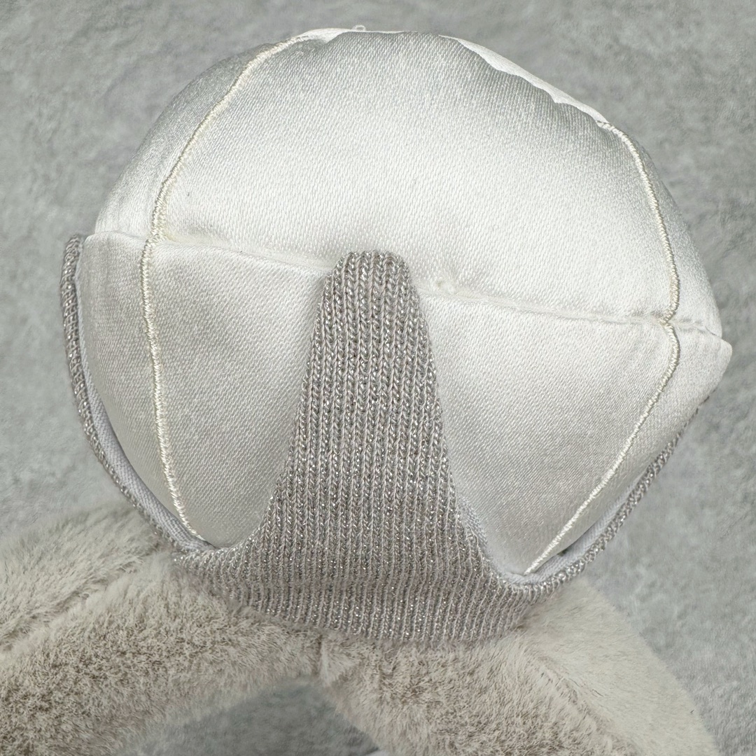 图片[3]-＃原单 Jellycat 玩偶 毛绒公仔 可玩钻戒 20CM 科普：Jellycat是一个英国玩具品牌，创立于1999年，由William和Thomas兄弟二人在伦敦创立。该品牌专注于设计玩偶玩具，并全情投入于最有趣、环保和独特的软玩具领域。Jellycat的产品设计丰富且有创意，其毛绒玩具以可爱的动物形象为主打，深受全球儿童的喜爱。品牌的产品线包括各种动物系列、海洋系列、蔬果美食系列、植物系列等，每个系列都有其独特的设计和故事。Jellycat的产品设计理念是打破传统动物毛绒像动物标本一样的形象，通过改变形状、手感、颜色、大小和材料，用成千上万种方式制作一只动物毛绒。品牌的设计师来自世界各地，他们的创意让产品更具多元性，同时也让品牌能够从世界各地的文化中获得设计灵感。近年来，Jellycat品牌方开始跨界合作，与野兽派、华尔道夫酒店等品牌合作推出联名产品，进一步扩大了品牌的影响力。在社交媒体上，Jellycat也日益活跃，通过小红书、Instagram、抖音和TikTok等平台与消费者互动，分享品牌故事和产品信息。Jellycat的产品价格在99元到1699元不等，绝版产品的价格在二手平台上甚至会翻几倍。尽管有消费者认为它高价低质，价格贵、品控不严格等问题频频引来吐槽，但仍有大量粉丝愿意为“治愈”买单，因为这些毛绒玩具成为他们精神上的陪伴。原装100% polyester进口聚酯纤维面料 原厂7D棉 原单环保颗粒 双吊牌加三重水洗标 原配防尘袋 吊打市面通货 注意即使同一家厂 不同的批次面料缸差是一定都有的 官网不同批次都有 经过欧盟CE安全认证 此标准0-100岁的小朋友都适用 这个缸差和造型其实经常入手玩偶的都知道 手工制品 世上每一只jell 都是独一无二的 轻微线头 轻微不对称都是很正常的 无法避免 官网都是一样 底部走线 颗粒填充物 刺绣 走线 肉眼可见的精致 原色未染色面料纱线 超级有质感-选品中心