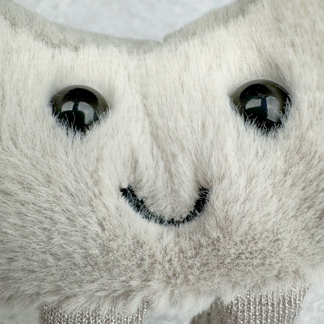 图片[4]-＃原单 Jellycat 玩偶 毛绒公仔 可玩钻戒 20CM 科普：Jellycat是一个英国玩具品牌，创立于1999年，由William和Thomas兄弟二人在伦敦创立。该品牌专注于设计玩偶玩具，并全情投入于最有趣、环保和独特的软玩具领域。Jellycat的产品设计丰富且有创意，其毛绒玩具以可爱的动物形象为主打，深受全球儿童的喜爱。品牌的产品线包括各种动物系列、海洋系列、蔬果美食系列、植物系列等，每个系列都有其独特的设计和故事。Jellycat的产品设计理念是打破传统动物毛绒像动物标本一样的形象，通过改变形状、手感、颜色、大小和材料，用成千上万种方式制作一只动物毛绒。品牌的设计师来自世界各地，他们的创意让产品更具多元性，同时也让品牌能够从世界各地的文化中获得设计灵感。近年来，Jellycat品牌方开始跨界合作，与野兽派、华尔道夫酒店等品牌合作推出联名产品，进一步扩大了品牌的影响力。在社交媒体上，Jellycat也日益活跃，通过小红书、Instagram、抖音和TikTok等平台与消费者互动，分享品牌故事和产品信息。Jellycat的产品价格在99元到1699元不等，绝版产品的价格在二手平台上甚至会翻几倍。尽管有消费者认为它高价低质，价格贵、品控不严格等问题频频引来吐槽，但仍有大量粉丝愿意为“治愈”买单，因为这些毛绒玩具成为他们精神上的陪伴。原装100% polyester进口聚酯纤维面料 原厂7D棉 原单环保颗粒 双吊牌加三重水洗标 原配防尘袋 吊打市面通货 注意即使同一家厂 不同的批次面料缸差是一定都有的 官网不同批次都有 经过欧盟CE安全认证 此标准0-100岁的小朋友都适用 这个缸差和造型其实经常入手玩偶的都知道 手工制品 世上每一只jell 都是独一无二的 轻微线头 轻微不对称都是很正常的 无法避免 官网都是一样 底部走线 颗粒填充物 刺绣 走线 肉眼可见的精致 原色未染色面料纱线 超级有质感-选品中心