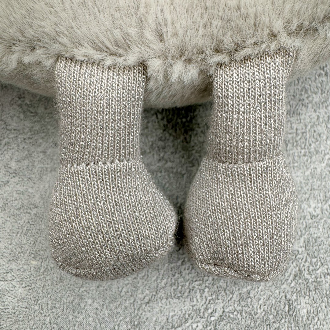 图片[5]-＃原单 Jellycat 玩偶 毛绒公仔 可玩钻戒 20CM 科普：Jellycat是一个英国玩具品牌，创立于1999年，由William和Thomas兄弟二人在伦敦创立。该品牌专注于设计玩偶玩具，并全情投入于最有趣、环保和独特的软玩具领域。Jellycat的产品设计丰富且有创意，其毛绒玩具以可爱的动物形象为主打，深受全球儿童的喜爱。品牌的产品线包括各种动物系列、海洋系列、蔬果美食系列、植物系列等，每个系列都有其独特的设计和故事。Jellycat的产品设计理念是打破传统动物毛绒像动物标本一样的形象，通过改变形状、手感、颜色、大小和材料，用成千上万种方式制作一只动物毛绒。品牌的设计师来自世界各地，他们的创意让产品更具多元性，同时也让品牌能够从世界各地的文化中获得设计灵感。近年来，Jellycat品牌方开始跨界合作，与野兽派、华尔道夫酒店等品牌合作推出联名产品，进一步扩大了品牌的影响力。在社交媒体上，Jellycat也日益活跃，通过小红书、Instagram、抖音和TikTok等平台与消费者互动，分享品牌故事和产品信息。Jellycat的产品价格在99元到1699元不等，绝版产品的价格在二手平台上甚至会翻几倍。尽管有消费者认为它高价低质，价格贵、品控不严格等问题频频引来吐槽，但仍有大量粉丝愿意为“治愈”买单，因为这些毛绒玩具成为他们精神上的陪伴。原装100% polyester进口聚酯纤维面料 原厂7D棉 原单环保颗粒 双吊牌加三重水洗标 原配防尘袋 吊打市面通货 注意即使同一家厂 不同的批次面料缸差是一定都有的 官网不同批次都有 经过欧盟CE安全认证 此标准0-100岁的小朋友都适用 这个缸差和造型其实经常入手玩偶的都知道 手工制品 世上每一只jell 都是独一无二的 轻微线头 轻微不对称都是很正常的 无法避免 官网都是一样 底部走线 颗粒填充物 刺绣 走线 肉眼可见的精致 原色未染色面料纱线 超级有质感-选品中心