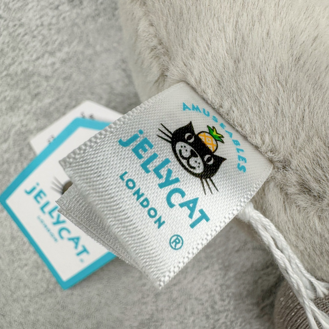 图片[6]-＃原单 Jellycat 玩偶 毛绒公仔 可玩钻戒 20CM 科普：Jellycat是一个英国玩具品牌，创立于1999年，由William和Thomas兄弟二人在伦敦创立。该品牌专注于设计玩偶玩具，并全情投入于最有趣、环保和独特的软玩具领域。Jellycat的产品设计丰富且有创意，其毛绒玩具以可爱的动物形象为主打，深受全球儿童的喜爱。品牌的产品线包括各种动物系列、海洋系列、蔬果美食系列、植物系列等，每个系列都有其独特的设计和故事。Jellycat的产品设计理念是打破传统动物毛绒像动物标本一样的形象，通过改变形状、手感、颜色、大小和材料，用成千上万种方式制作一只动物毛绒。品牌的设计师来自世界各地，他们的创意让产品更具多元性，同时也让品牌能够从世界各地的文化中获得设计灵感。近年来，Jellycat品牌方开始跨界合作，与野兽派、华尔道夫酒店等品牌合作推出联名产品，进一步扩大了品牌的影响力。在社交媒体上，Jellycat也日益活跃，通过小红书、Instagram、抖音和TikTok等平台与消费者互动，分享品牌故事和产品信息。Jellycat的产品价格在99元到1699元不等，绝版产品的价格在二手平台上甚至会翻几倍。尽管有消费者认为它高价低质，价格贵、品控不严格等问题频频引来吐槽，但仍有大量粉丝愿意为“治愈”买单，因为这些毛绒玩具成为他们精神上的陪伴。原装100% polyester进口聚酯纤维面料 原厂7D棉 原单环保颗粒 双吊牌加三重水洗标 原配防尘袋 吊打市面通货 注意即使同一家厂 不同的批次面料缸差是一定都有的 官网不同批次都有 经过欧盟CE安全认证 此标准0-100岁的小朋友都适用 这个缸差和造型其实经常入手玩偶的都知道 手工制品 世上每一只jell 都是独一无二的 轻微线头 轻微不对称都是很正常的 无法避免 官网都是一样 底部走线 颗粒填充物 刺绣 走线 肉眼可见的精致 原色未染色面料纱线 超级有质感-选品中心