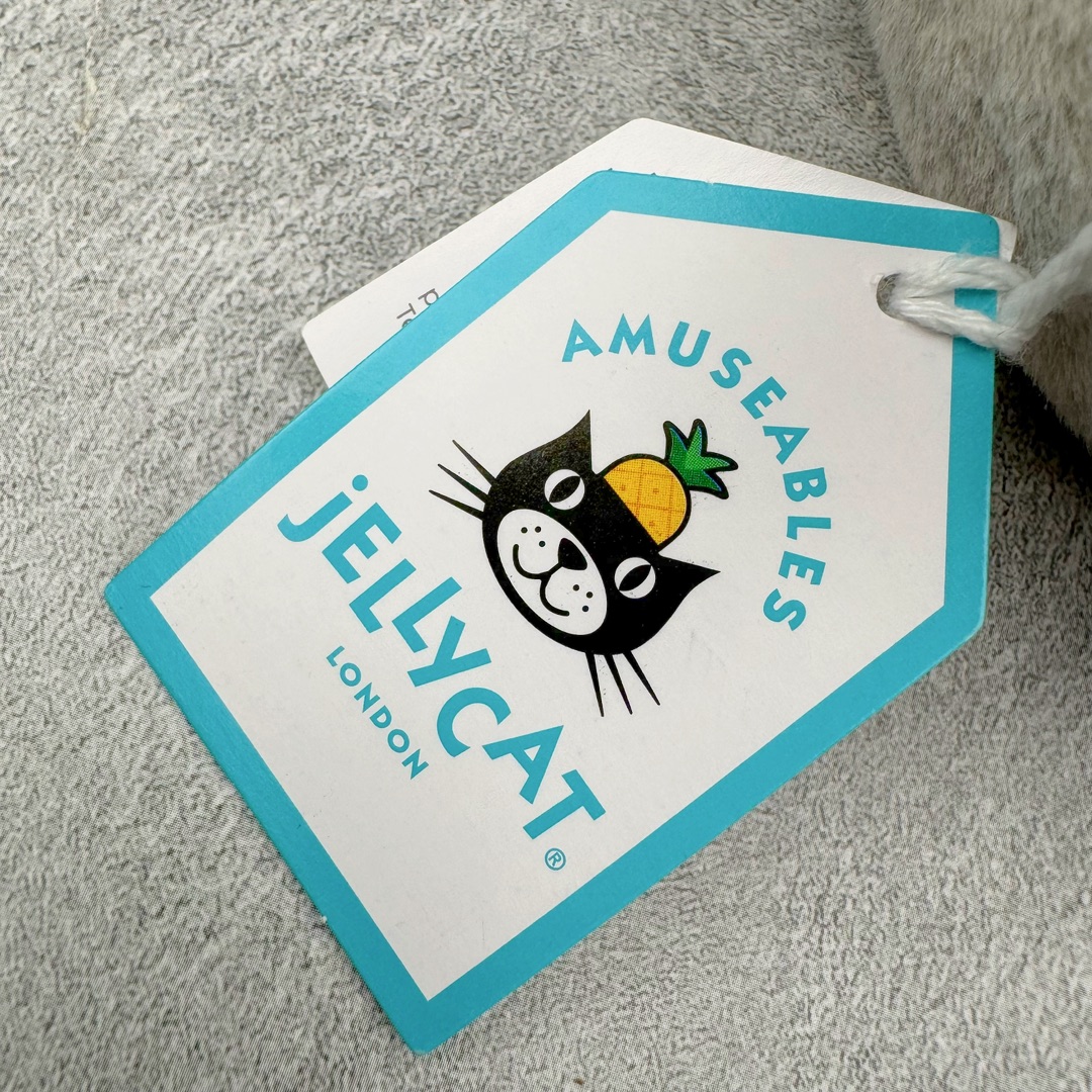 图片[9]-＃原单 Jellycat 玩偶 毛绒公仔 可玩钻戒 20CM 科普：Jellycat是一个英国玩具品牌，创立于1999年，由William和Thomas兄弟二人在伦敦创立。该品牌专注于设计玩偶玩具，并全情投入于最有趣、环保和独特的软玩具领域。Jellycat的产品设计丰富且有创意，其毛绒玩具以可爱的动物形象为主打，深受全球儿童的喜爱。品牌的产品线包括各种动物系列、海洋系列、蔬果美食系列、植物系列等，每个系列都有其独特的设计和故事。Jellycat的产品设计理念是打破传统动物毛绒像动物标本一样的形象，通过改变形状、手感、颜色、大小和材料，用成千上万种方式制作一只动物毛绒。品牌的设计师来自世界各地，他们的创意让产品更具多元性，同时也让品牌能够从世界各地的文化中获得设计灵感。近年来，Jellycat品牌方开始跨界合作，与野兽派、华尔道夫酒店等品牌合作推出联名产品，进一步扩大了品牌的影响力。在社交媒体上，Jellycat也日益活跃，通过小红书、Instagram、抖音和TikTok等平台与消费者互动，分享品牌故事和产品信息。Jellycat的产品价格在99元到1699元不等，绝版产品的价格在二手平台上甚至会翻几倍。尽管有消费者认为它高价低质，价格贵、品控不严格等问题频频引来吐槽，但仍有大量粉丝愿意为“治愈”买单，因为这些毛绒玩具成为他们精神上的陪伴。原装100% polyester进口聚酯纤维面料 原厂7D棉 原单环保颗粒 双吊牌加三重水洗标 原配防尘袋 吊打市面通货 注意即使同一家厂 不同的批次面料缸差是一定都有的 官网不同批次都有 经过欧盟CE安全认证 此标准0-100岁的小朋友都适用 这个缸差和造型其实经常入手玩偶的都知道 手工制品 世上每一只jell 都是独一无二的 轻微线头 轻微不对称都是很正常的 无法避免 官网都是一样 底部走线 颗粒填充物 刺绣 走线 肉眼可见的精致 原色未染色面料纱线 超级有质感-选品中心