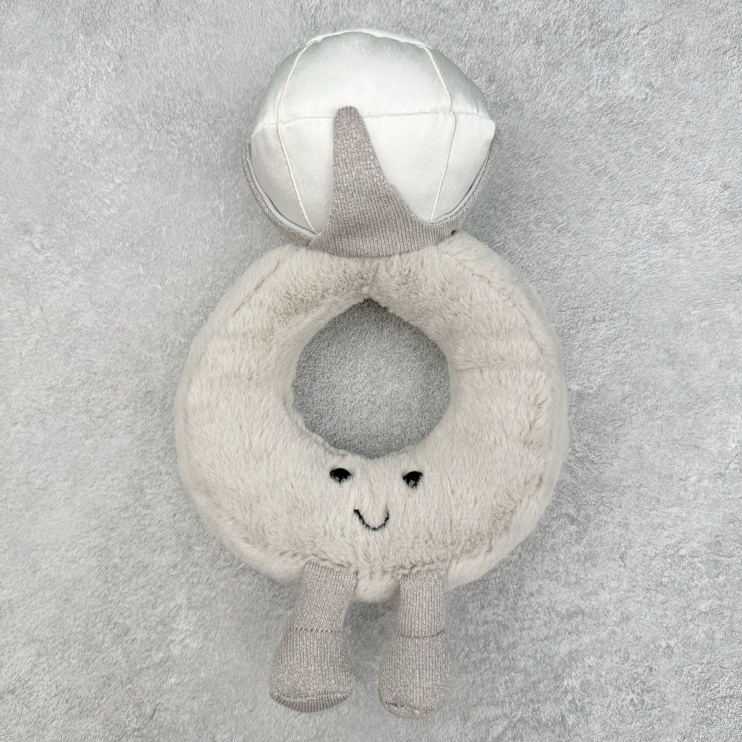 ＃原单 Jellycat 玩偶 毛绒公仔 可玩钻戒 20CM 科普：Jellycat是一个英国玩具品牌，创立于1999年，由William和Thomas兄弟二人在伦敦创立。该品牌专注于设计玩偶玩具，并全情投入于最有趣、环保和独特的软玩具领域。Jellycat的产品设计丰富且有创意，其毛绒玩具以可爱的动物形象为主打，深受全球儿童的喜爱。品牌的产品线包括各种动物系列、海洋系列、蔬果美食系列、植物系列等，每个系列都有其独特的设计和故事。Jellycat的产品设计理念是打破传统动物毛绒像动物标本一样的形象，通过改变形状、手感、颜色、大小和材料，用成千上万种方式制作一只动物毛绒。品牌的设计师来自世界各地，他们的创意让产品更具多元性，同时也让品牌能够从世界各地的文化中获得设计灵感。近年来，Jellycat品牌方开始跨界合作，与野兽派、华尔道夫酒店等品牌合作推出联名产品，进一步扩大了品牌的影响力。在社交媒体上，Jellycat也日益活跃，通过小红书、Instagram、抖音和TikTok等平台与消费者互动，分享品牌故事和产品信息。Jellycat的产品价格在99元到1699元不等，绝版产品的价格在二手平台上甚至会翻几倍。尽管有消费者认为它高价低质，价格贵、品控不严格等问题频频引来吐槽，但仍有大量粉丝愿意为“治愈”买单，因为这些毛绒玩具成为他们精神上的陪伴。原装100% polyester进口聚酯纤维面料 原厂7D棉 原单环保颗粒 双吊牌加三重水洗标 原配防尘袋 吊打市面通货 注意即使同一家厂 不同的批次面料缸差是一定都有的 官网不同批次都有 经过欧盟CE安全认证 此标准0-100岁的小朋友都适用 这个缸差和造型其实经常入手玩偶的都知道 手工制品 世上每一只jell 都是独一无二的 轻微线头 轻微不对称都是很正常的 无法避免 官网都是一样 底部走线 颗粒填充物 刺绣 走线 肉眼可见的精致 原色未染色面料纱线 超级有质感-选品中心
