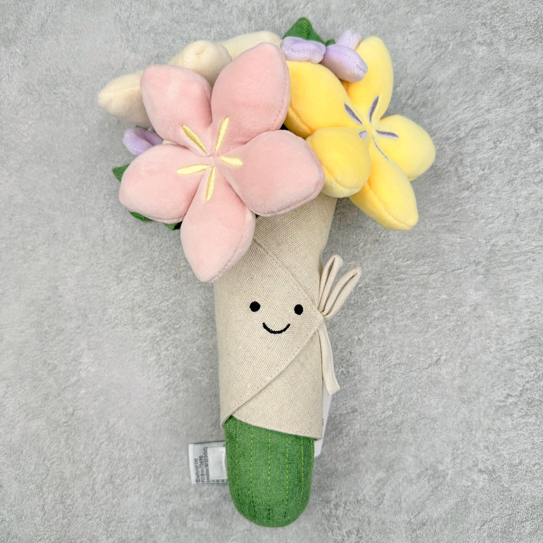 ＃原单 Jellycat 玩偶 毛绒公仔 手捧花花束 31CM 科普：Jellycat是一个英国玩具品牌，创立于1999年，由William和Thomas兄弟二人在伦敦创立。该品牌专注于设计玩偶玩具，并全情投入于最有趣、环保和独特的软玩具领域。Jellycat的产品设计丰富且有创意，其毛绒玩具以可爱的动物形象为主打，深受全球儿童的喜爱。品牌的产品线包括各种动物系列、海洋系列、蔬果美食系列、植物系列等，每个系列都有其独特的设计和故事。Jellycat的产品设计理念是打破传统动物毛绒像动物标本一样的形象，通过改变形状、手感、颜色、大小和材料，用成千上万种方式制作一只动物毛绒。品牌的设计师来自世界各地，他们的创意让产品更具多元性，同时也让品牌能够从世界各地的文化中获得设计灵感。近年来，Jellycat品牌方开始跨界合作，与野兽派、华尔道夫酒店等品牌合作推出联名产品，进一步扩大了品牌的影响力。在社交媒体上，Jellycat也日益活跃，通过小红书、Instagram、抖音和TikTok等平台与消费者互动，分享品牌故事和产品信息。Jellycat的产品价格在99元到1699元不等，绝版产品的价格在二手平台上甚至会翻几倍。尽管有消费者认为它高价低质，价格贵、品控不严格等问题频频引来吐槽，但仍有大量粉丝愿意为“治愈”买单，因为这些毛绒玩具成为他们精神上的陪伴。原装100% polyester进口聚酯纤维面料 原厂7D棉 原单环保颗粒 双吊牌加三重水洗标 原配防尘袋 吊打市面通货 注意即使同一家厂 不同的批次面料缸差是一定都有的 官网不同批次都有 经过欧盟CE安全认证 此标准0-100岁的小朋友都适用 这个缸差和造型其实经常入手玩偶的都知道 手工制品 世上每一只jell 都是独一无二的 轻微线头 轻微不对称都是很正常的 无法避免 官网都是一样 底部走线 颗粒填充物 刺绣 走线 肉眼可见的精致 原色未染色面料纱线 超级有质感-选品中心