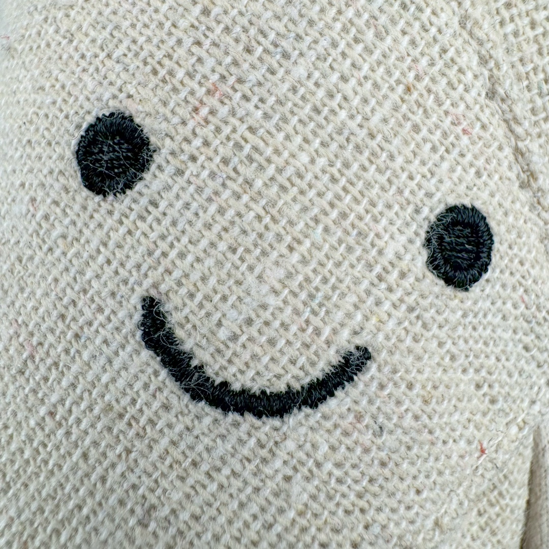 图片[6]-＃原单 Jellycat 玩偶 毛绒公仔 手捧花花束 31CM 科普：Jellycat是一个英国玩具品牌，创立于1999年，由William和Thomas兄弟二人在伦敦创立。该品牌专注于设计玩偶玩具，并全情投入于最有趣、环保和独特的软玩具领域。Jellycat的产品设计丰富且有创意，其毛绒玩具以可爱的动物形象为主打，深受全球儿童的喜爱。品牌的产品线包括各种动物系列、海洋系列、蔬果美食系列、植物系列等，每个系列都有其独特的设计和故事。Jellycat的产品设计理念是打破传统动物毛绒像动物标本一样的形象，通过改变形状、手感、颜色、大小和材料，用成千上万种方式制作一只动物毛绒。品牌的设计师来自世界各地，他们的创意让产品更具多元性，同时也让品牌能够从世界各地的文化中获得设计灵感。近年来，Jellycat品牌方开始跨界合作，与野兽派、华尔道夫酒店等品牌合作推出联名产品，进一步扩大了品牌的影响力。在社交媒体上，Jellycat也日益活跃，通过小红书、Instagram、抖音和TikTok等平台与消费者互动，分享品牌故事和产品信息。Jellycat的产品价格在99元到1699元不等，绝版产品的价格在二手平台上甚至会翻几倍。尽管有消费者认为它高价低质，价格贵、品控不严格等问题频频引来吐槽，但仍有大量粉丝愿意为“治愈”买单，因为这些毛绒玩具成为他们精神上的陪伴。原装100% polyester进口聚酯纤维面料 原厂7D棉 原单环保颗粒 双吊牌加三重水洗标 原配防尘袋 吊打市面通货 注意即使同一家厂 不同的批次面料缸差是一定都有的 官网不同批次都有 经过欧盟CE安全认证 此标准0-100岁的小朋友都适用 这个缸差和造型其实经常入手玩偶的都知道 手工制品 世上每一只jell 都是独一无二的 轻微线头 轻微不对称都是很正常的 无法避免 官网都是一样 底部走线 颗粒填充物 刺绣 走线 肉眼可见的精致 原色未染色面料纱线 超级有质感-选品中心