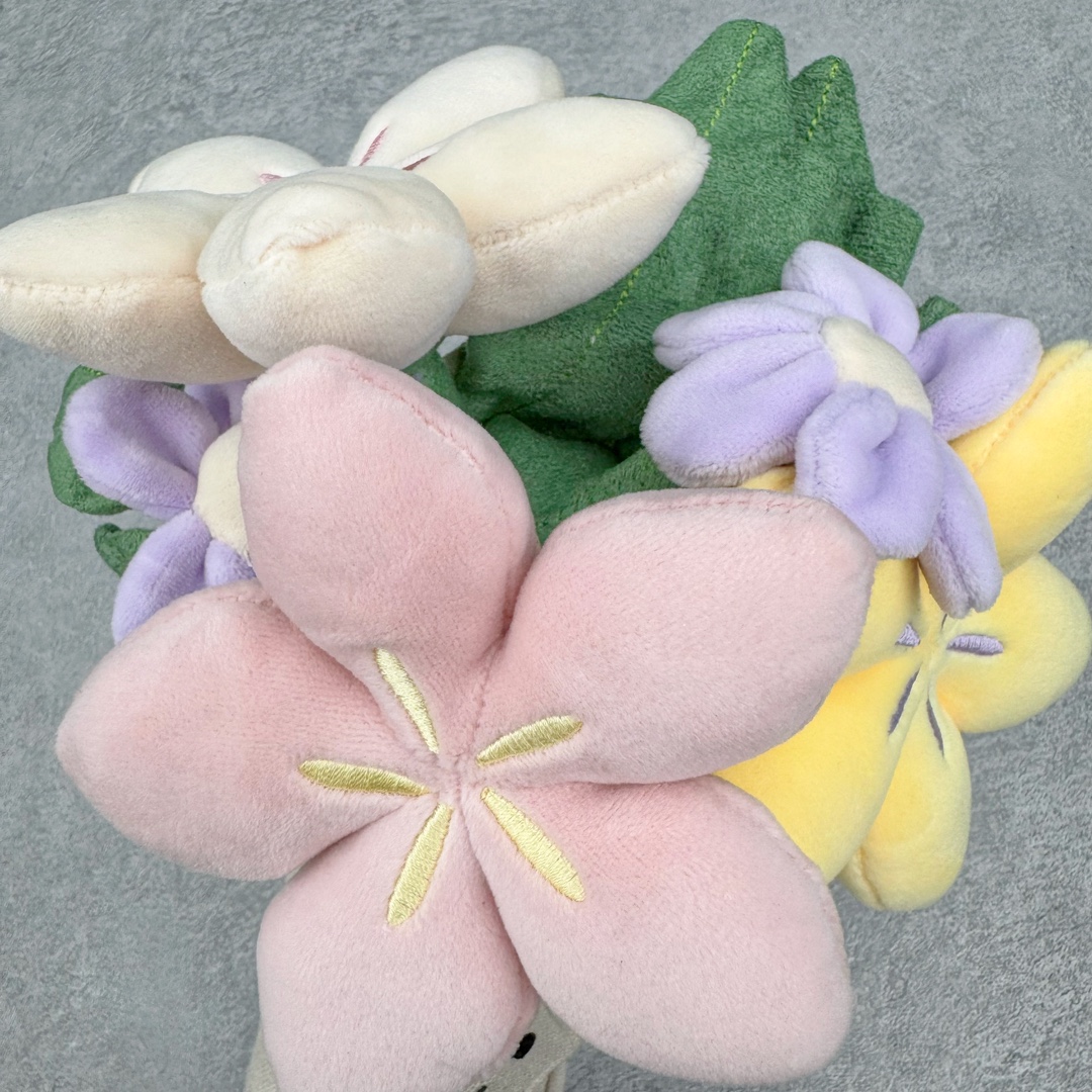 图片[3]-＃原单 Jellycat 玩偶 毛绒公仔 手捧花花束 31CM 科普：Jellycat是一个英国玩具品牌，创立于1999年，由William和Thomas兄弟二人在伦敦创立。该品牌专注于设计玩偶玩具，并全情投入于最有趣、环保和独特的软玩具领域。Jellycat的产品设计丰富且有创意，其毛绒玩具以可爱的动物形象为主打，深受全球儿童的喜爱。品牌的产品线包括各种动物系列、海洋系列、蔬果美食系列、植物系列等，每个系列都有其独特的设计和故事。Jellycat的产品设计理念是打破传统动物毛绒像动物标本一样的形象，通过改变形状、手感、颜色、大小和材料，用成千上万种方式制作一只动物毛绒。品牌的设计师来自世界各地，他们的创意让产品更具多元性，同时也让品牌能够从世界各地的文化中获得设计灵感。近年来，Jellycat品牌方开始跨界合作，与野兽派、华尔道夫酒店等品牌合作推出联名产品，进一步扩大了品牌的影响力。在社交媒体上，Jellycat也日益活跃，通过小红书、Instagram、抖音和TikTok等平台与消费者互动，分享品牌故事和产品信息。Jellycat的产品价格在99元到1699元不等，绝版产品的价格在二手平台上甚至会翻几倍。尽管有消费者认为它高价低质，价格贵、品控不严格等问题频频引来吐槽，但仍有大量粉丝愿意为“治愈”买单，因为这些毛绒玩具成为他们精神上的陪伴。原装100% polyester进口聚酯纤维面料 原厂7D棉 原单环保颗粒 双吊牌加三重水洗标 原配防尘袋 吊打市面通货 注意即使同一家厂 不同的批次面料缸差是一定都有的 官网不同批次都有 经过欧盟CE安全认证 此标准0-100岁的小朋友都适用 这个缸差和造型其实经常入手玩偶的都知道 手工制品 世上每一只jell 都是独一无二的 轻微线头 轻微不对称都是很正常的 无法避免 官网都是一样 底部走线 颗粒填充物 刺绣 走线 肉眼可见的精致 原色未染色面料纱线 超级有质感-选品中心