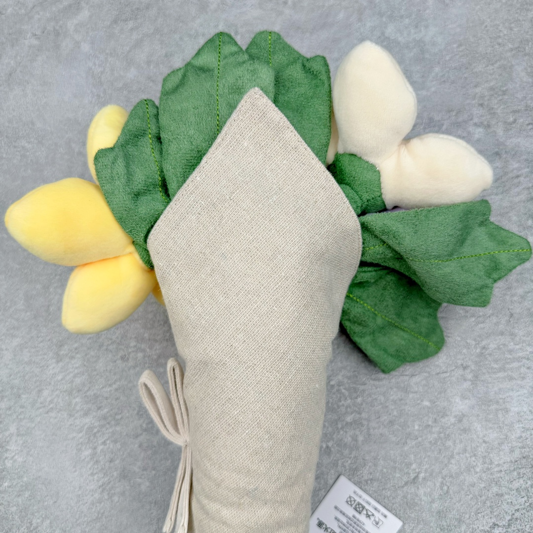 图片[5]-＃原单 Jellycat 玩偶 毛绒公仔 手捧花花束 31CM 科普：Jellycat是一个英国玩具品牌，创立于1999年，由William和Thomas兄弟二人在伦敦创立。该品牌专注于设计玩偶玩具，并全情投入于最有趣、环保和独特的软玩具领域。Jellycat的产品设计丰富且有创意，其毛绒玩具以可爱的动物形象为主打，深受全球儿童的喜爱。品牌的产品线包括各种动物系列、海洋系列、蔬果美食系列、植物系列等，每个系列都有其独特的设计和故事。Jellycat的产品设计理念是打破传统动物毛绒像动物标本一样的形象，通过改变形状、手感、颜色、大小和材料，用成千上万种方式制作一只动物毛绒。品牌的设计师来自世界各地，他们的创意让产品更具多元性，同时也让品牌能够从世界各地的文化中获得设计灵感。近年来，Jellycat品牌方开始跨界合作，与野兽派、华尔道夫酒店等品牌合作推出联名产品，进一步扩大了品牌的影响力。在社交媒体上，Jellycat也日益活跃，通过小红书、Instagram、抖音和TikTok等平台与消费者互动，分享品牌故事和产品信息。Jellycat的产品价格在99元到1699元不等，绝版产品的价格在二手平台上甚至会翻几倍。尽管有消费者认为它高价低质，价格贵、品控不严格等问题频频引来吐槽，但仍有大量粉丝愿意为“治愈”买单，因为这些毛绒玩具成为他们精神上的陪伴。原装100% polyester进口聚酯纤维面料 原厂7D棉 原单环保颗粒 双吊牌加三重水洗标 原配防尘袋 吊打市面通货 注意即使同一家厂 不同的批次面料缸差是一定都有的 官网不同批次都有 经过欧盟CE安全认证 此标准0-100岁的小朋友都适用 这个缸差和造型其实经常入手玩偶的都知道 手工制品 世上每一只jell 都是独一无二的 轻微线头 轻微不对称都是很正常的 无法避免 官网都是一样 底部走线 颗粒填充物 刺绣 走线 肉眼可见的精致 原色未染色面料纱线 超级有质感-选品中心