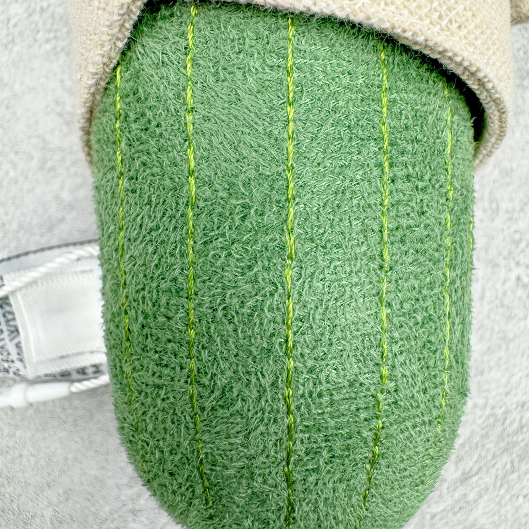 图片[8]-＃原单 Jellycat 玩偶 毛绒公仔 手捧花花束 31CM 科普：Jellycat是一个英国玩具品牌，创立于1999年，由William和Thomas兄弟二人在伦敦创立。该品牌专注于设计玩偶玩具，并全情投入于最有趣、环保和独特的软玩具领域。Jellycat的产品设计丰富且有创意，其毛绒玩具以可爱的动物形象为主打，深受全球儿童的喜爱。品牌的产品线包括各种动物系列、海洋系列、蔬果美食系列、植物系列等，每个系列都有其独特的设计和故事。Jellycat的产品设计理念是打破传统动物毛绒像动物标本一样的形象，通过改变形状、手感、颜色、大小和材料，用成千上万种方式制作一只动物毛绒。品牌的设计师来自世界各地，他们的创意让产品更具多元性，同时也让品牌能够从世界各地的文化中获得设计灵感。近年来，Jellycat品牌方开始跨界合作，与野兽派、华尔道夫酒店等品牌合作推出联名产品，进一步扩大了品牌的影响力。在社交媒体上，Jellycat也日益活跃，通过小红书、Instagram、抖音和TikTok等平台与消费者互动，分享品牌故事和产品信息。Jellycat的产品价格在99元到1699元不等，绝版产品的价格在二手平台上甚至会翻几倍。尽管有消费者认为它高价低质，价格贵、品控不严格等问题频频引来吐槽，但仍有大量粉丝愿意为“治愈”买单，因为这些毛绒玩具成为他们精神上的陪伴。原装100% polyester进口聚酯纤维面料 原厂7D棉 原单环保颗粒 双吊牌加三重水洗标 原配防尘袋 吊打市面通货 注意即使同一家厂 不同的批次面料缸差是一定都有的 官网不同批次都有 经过欧盟CE安全认证 此标准0-100岁的小朋友都适用 这个缸差和造型其实经常入手玩偶的都知道 手工制品 世上每一只jell 都是独一无二的 轻微线头 轻微不对称都是很正常的 无法避免 官网都是一样 底部走线 颗粒填充物 刺绣 走线 肉眼可见的精致 原色未染色面料纱线 超级有质感-选品中心