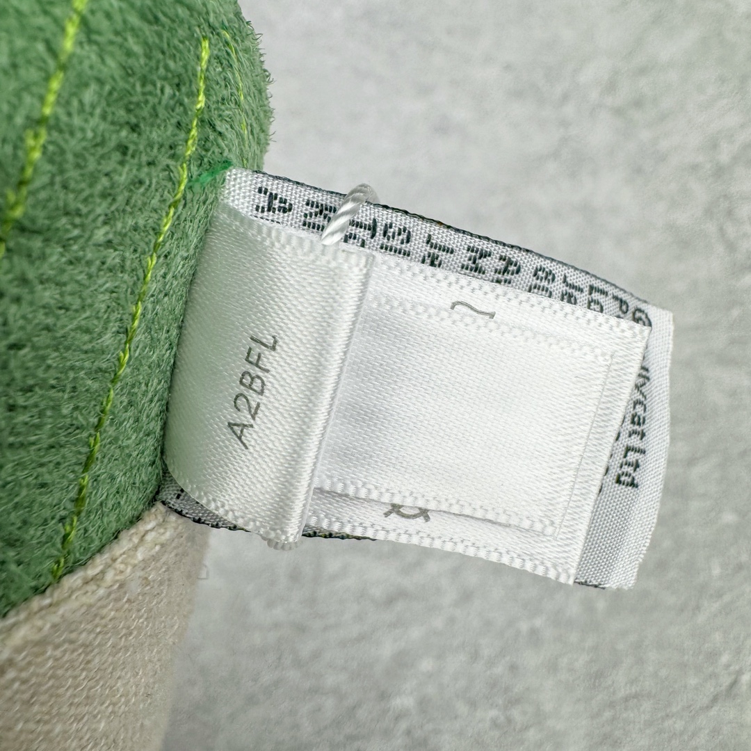 图片[10]-＃原单 Jellycat 玩偶 毛绒公仔 手捧花花束 31CM 科普：Jellycat是一个英国玩具品牌，创立于1999年，由William和Thomas兄弟二人在伦敦创立。该品牌专注于设计玩偶玩具，并全情投入于最有趣、环保和独特的软玩具领域。Jellycat的产品设计丰富且有创意，其毛绒玩具以可爱的动物形象为主打，深受全球儿童的喜爱。品牌的产品线包括各种动物系列、海洋系列、蔬果美食系列、植物系列等，每个系列都有其独特的设计和故事。Jellycat的产品设计理念是打破传统动物毛绒像动物标本一样的形象，通过改变形状、手感、颜色、大小和材料，用成千上万种方式制作一只动物毛绒。品牌的设计师来自世界各地，他们的创意让产品更具多元性，同时也让品牌能够从世界各地的文化中获得设计灵感。近年来，Jellycat品牌方开始跨界合作，与野兽派、华尔道夫酒店等品牌合作推出联名产品，进一步扩大了品牌的影响力。在社交媒体上，Jellycat也日益活跃，通过小红书、Instagram、抖音和TikTok等平台与消费者互动，分享品牌故事和产品信息。Jellycat的产品价格在99元到1699元不等，绝版产品的价格在二手平台上甚至会翻几倍。尽管有消费者认为它高价低质，价格贵、品控不严格等问题频频引来吐槽，但仍有大量粉丝愿意为“治愈”买单，因为这些毛绒玩具成为他们精神上的陪伴。原装100% polyester进口聚酯纤维面料 原厂7D棉 原单环保颗粒 双吊牌加三重水洗标 原配防尘袋 吊打市面通货 注意即使同一家厂 不同的批次面料缸差是一定都有的 官网不同批次都有 经过欧盟CE安全认证 此标准0-100岁的小朋友都适用 这个缸差和造型其实经常入手玩偶的都知道 手工制品 世上每一只jell 都是独一无二的 轻微线头 轻微不对称都是很正常的 无法避免 官网都是一样 底部走线 颗粒填充物 刺绣 走线 肉眼可见的精致 原色未染色面料纱线 超级有质感-选品中心